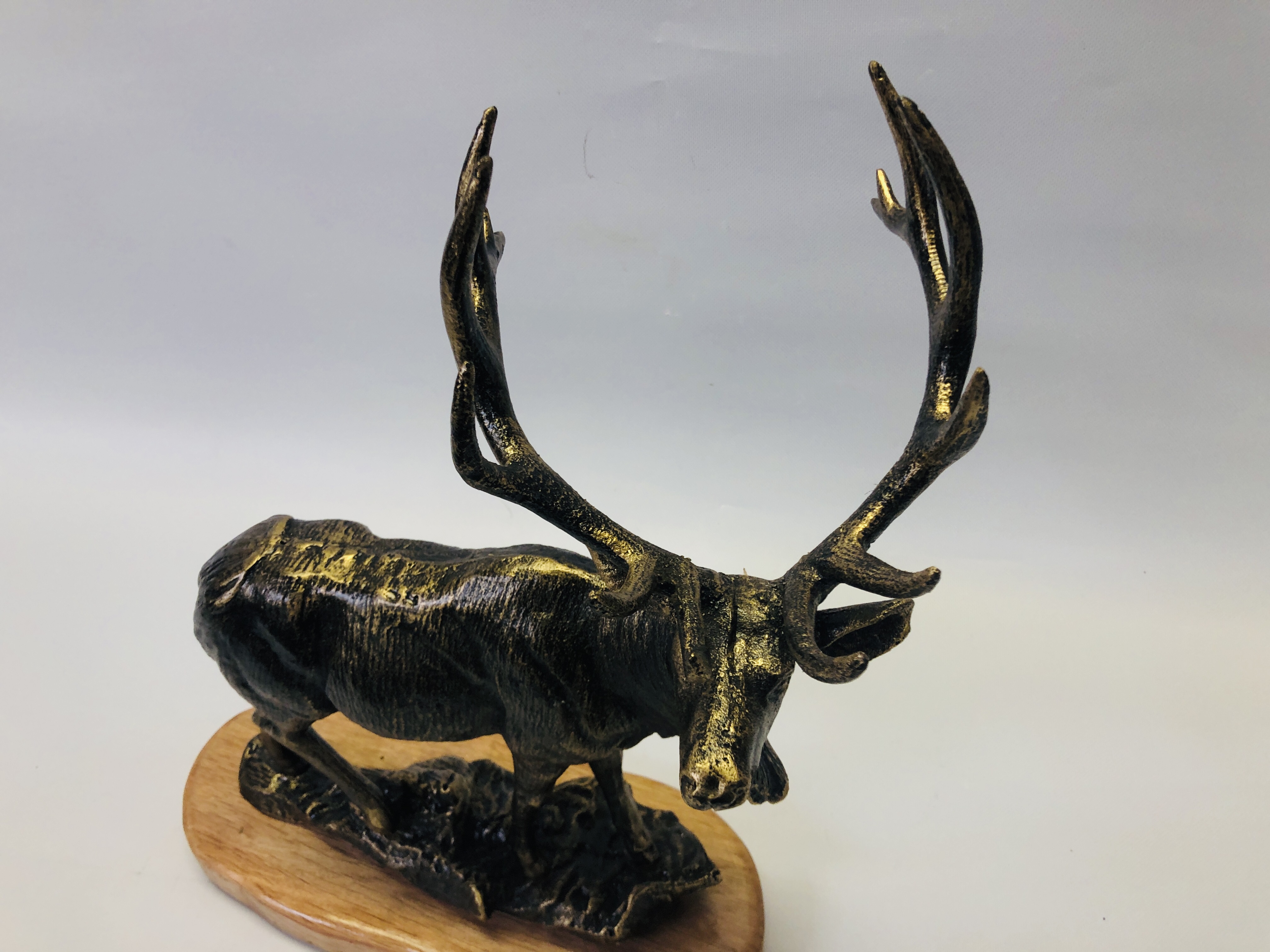 (R) CAST STAG FIGURE - WOODEN BASE - Image 2 of 4