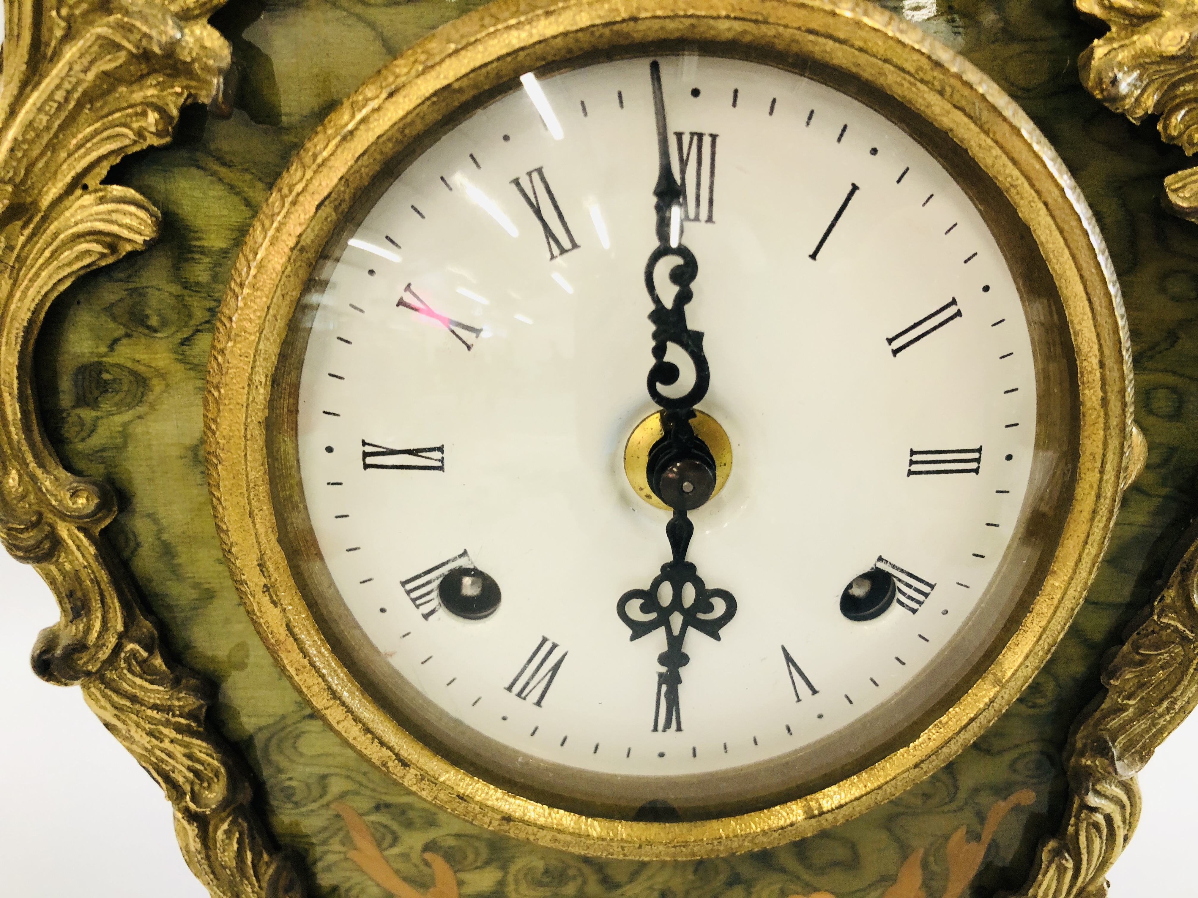 AN ORNATE BRASS DETAILED INLAID MANTEL CLOCK. 37CM. - Image 4 of 9