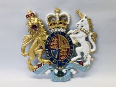 (R) UK COAT OF ARMS PLAQUE