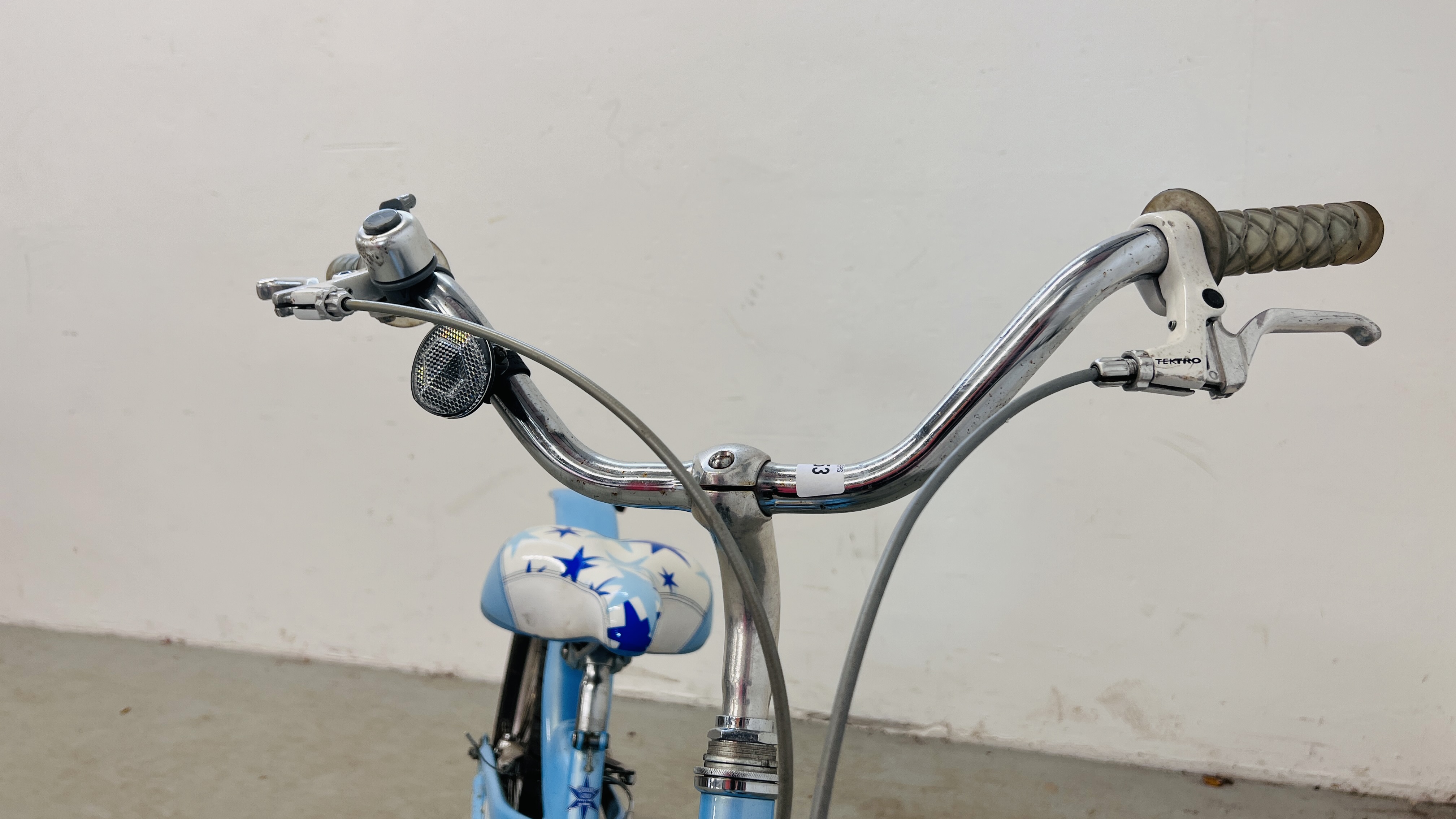 A GIRLS CRUISER STYLE GLOSS BICYCLE (BLUE). - Image 13 of 13