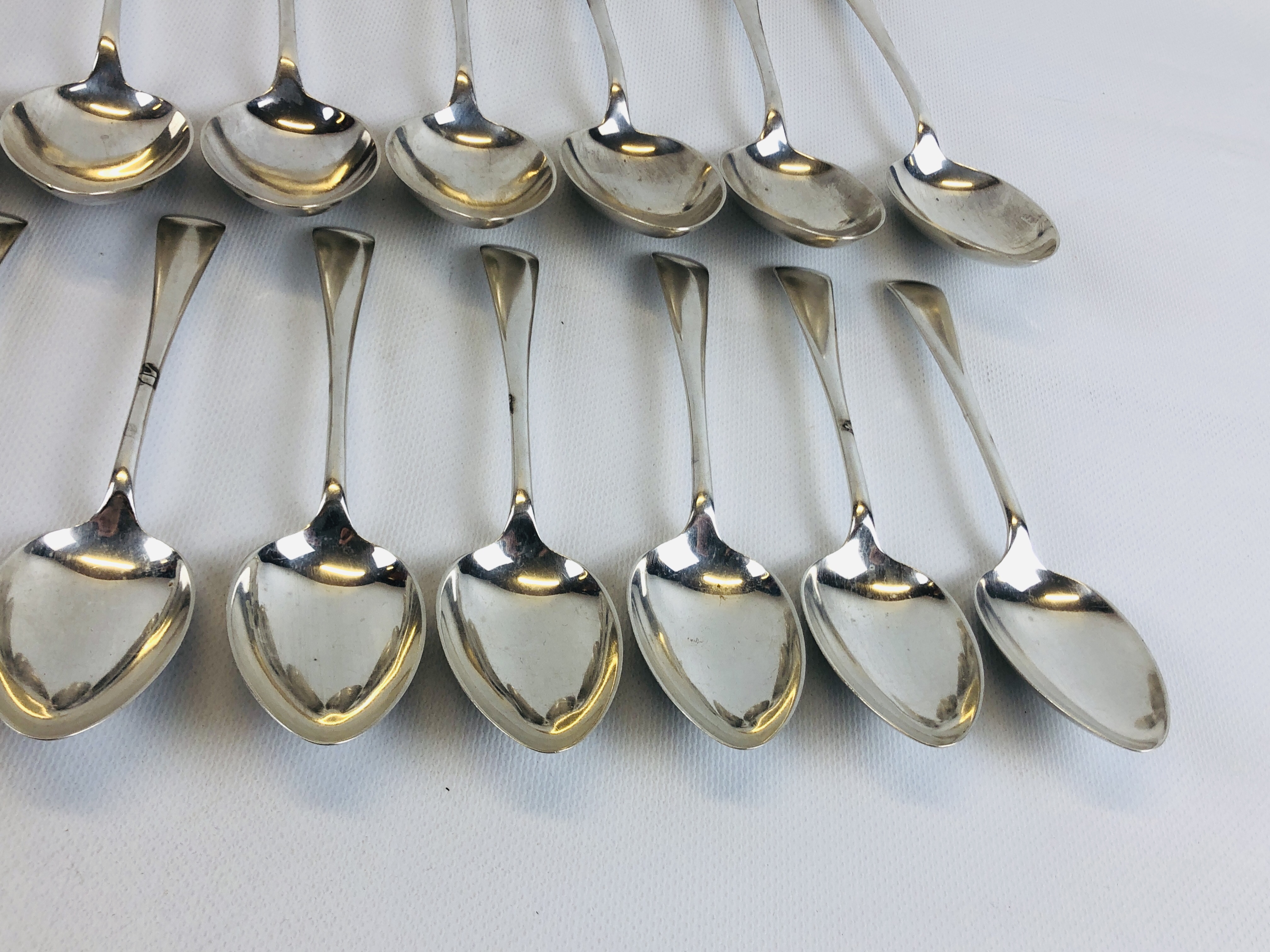 AN OLD ENGLISH PATTERN SILVER CANTEEN: 12 SERVING SPOONS, 12 DESSERT SPOONS, 12 TABLE FORKS, - Image 12 of 15