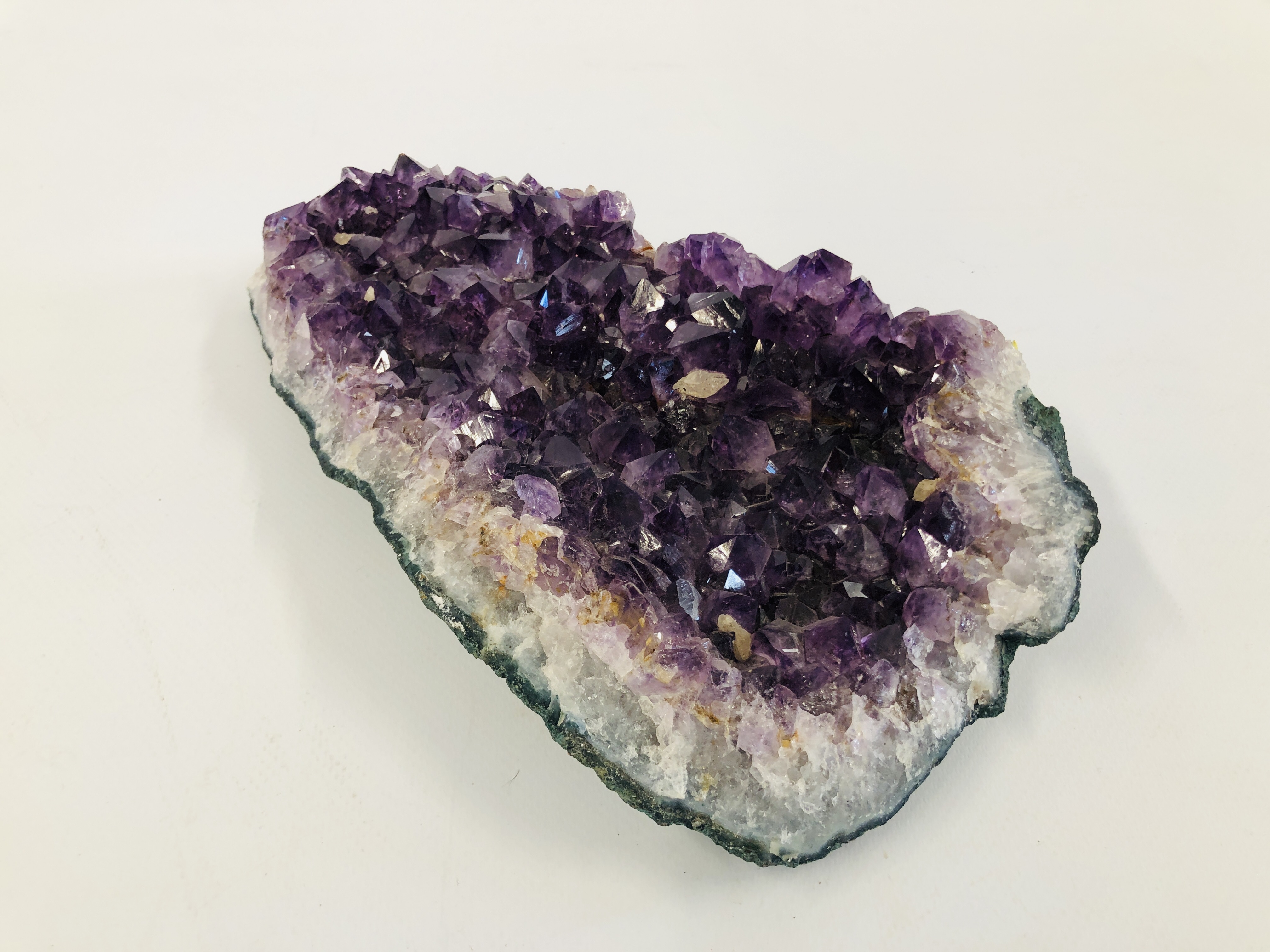 AN AMETHYST ROCK SAMPLE 24CM X 13CM. - Image 3 of 3