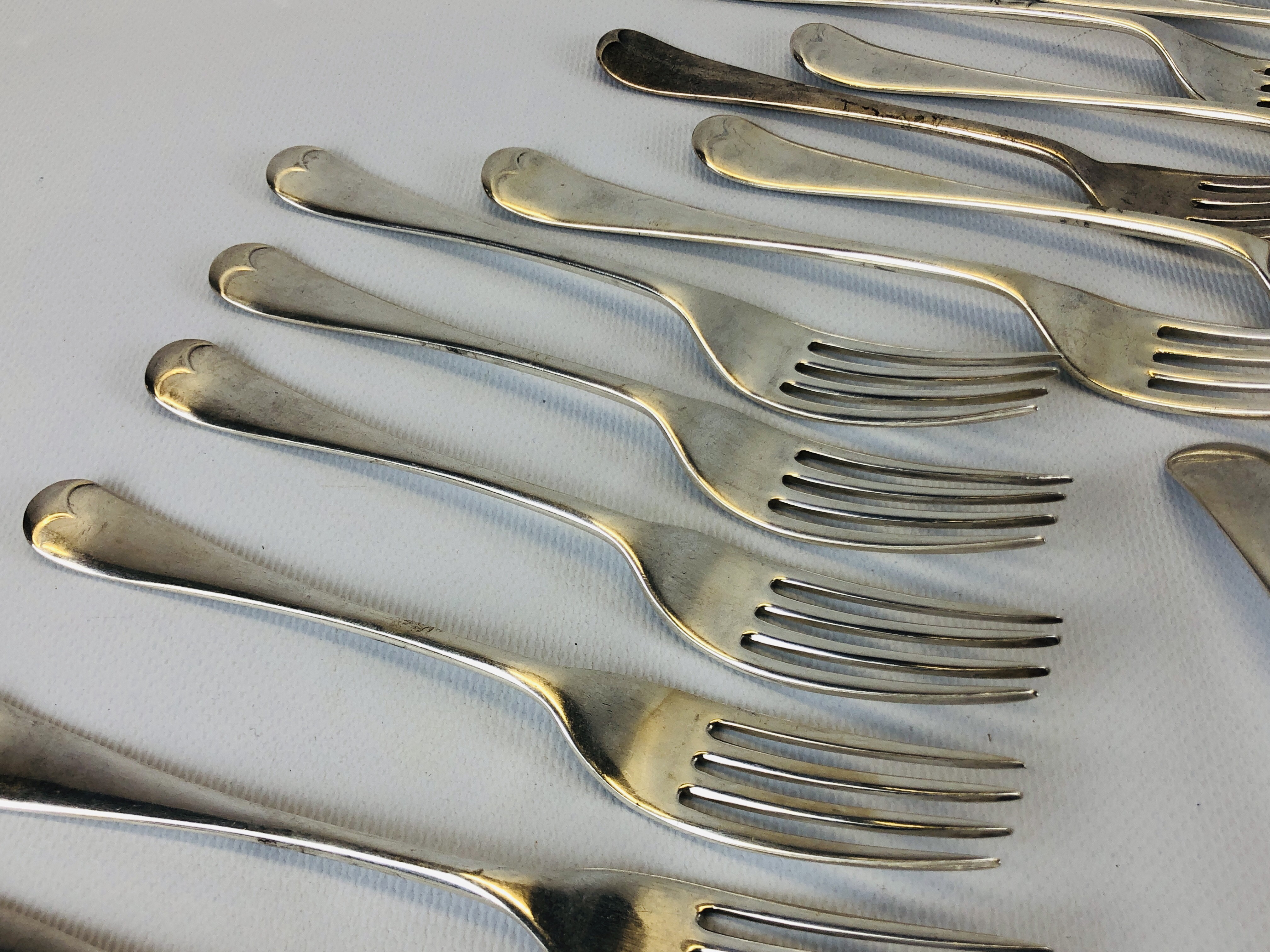 AN OLD ENGLISH PATTERN SILVER CANTEEN: 12 SERVING SPOONS, 12 DESSERT SPOONS, 12 TABLE FORKS, - Image 5 of 15