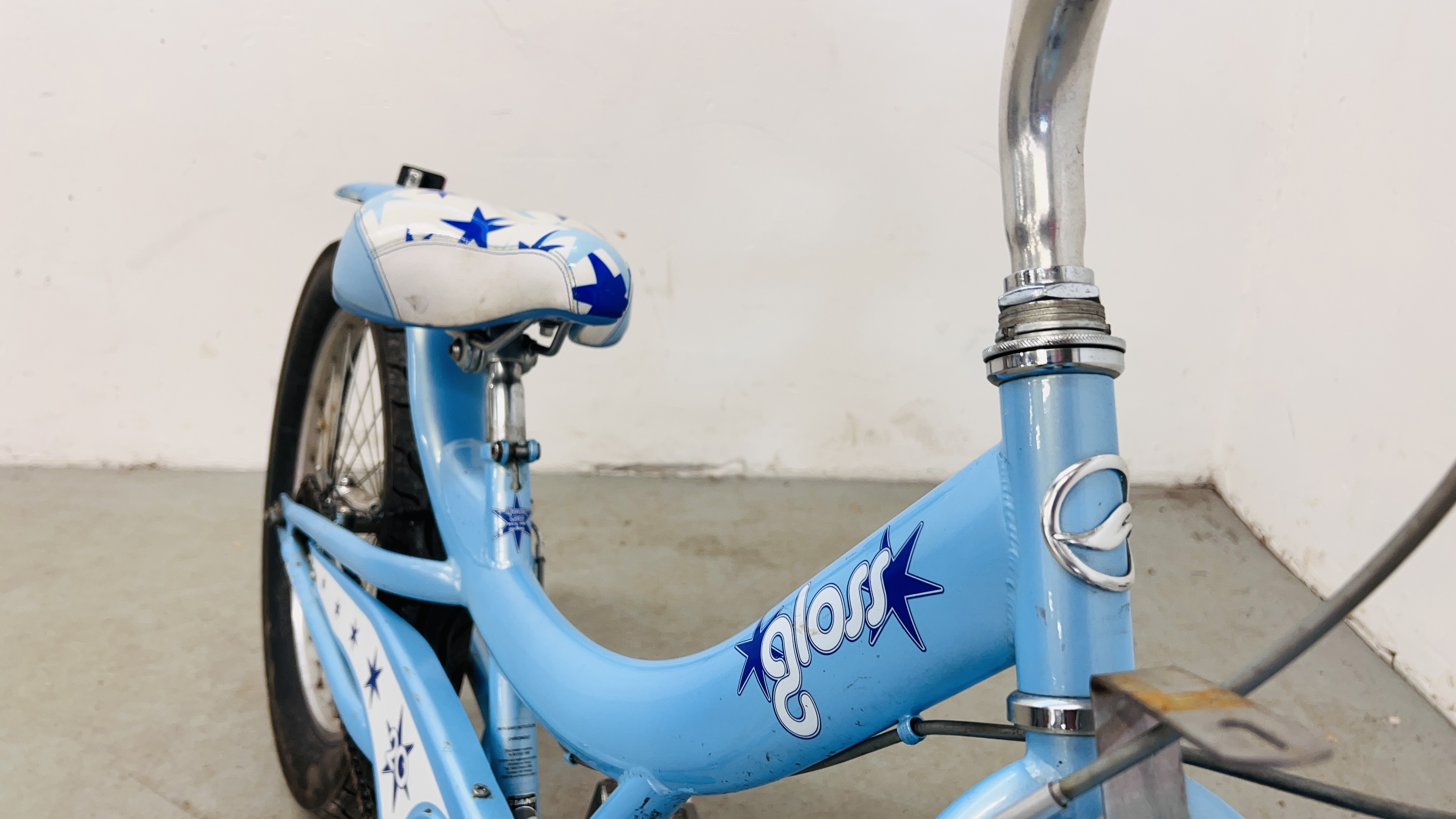 A GIRLS CRUISER STYLE GLOSS BICYCLE (BLUE). - Image 11 of 13