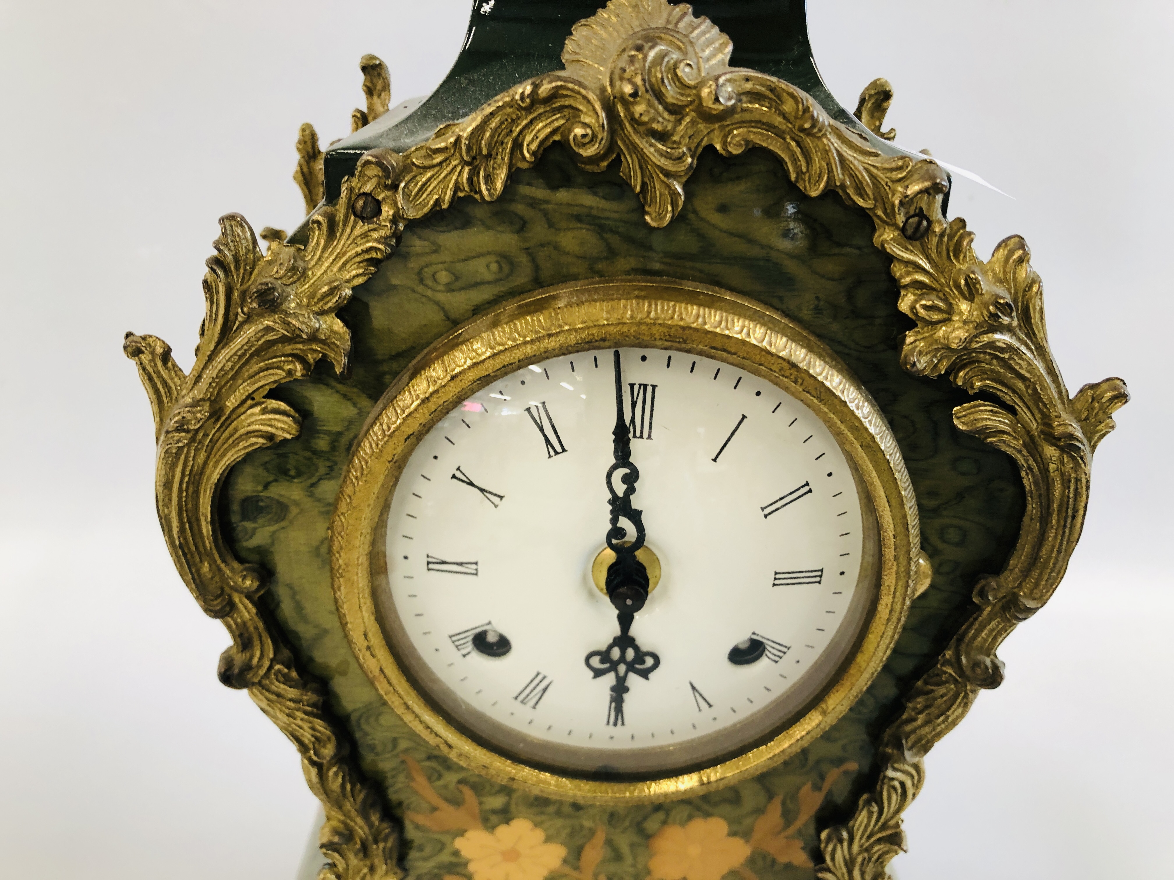 AN ORNATE BRASS DETAILED INLAID MANTEL CLOCK. 37CM. - Image 3 of 9