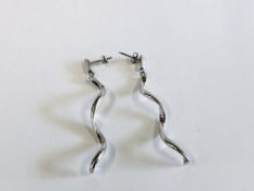 A PAIR OF DESIGNER 9CT WHITE GOLD TWIST EARRINGS.