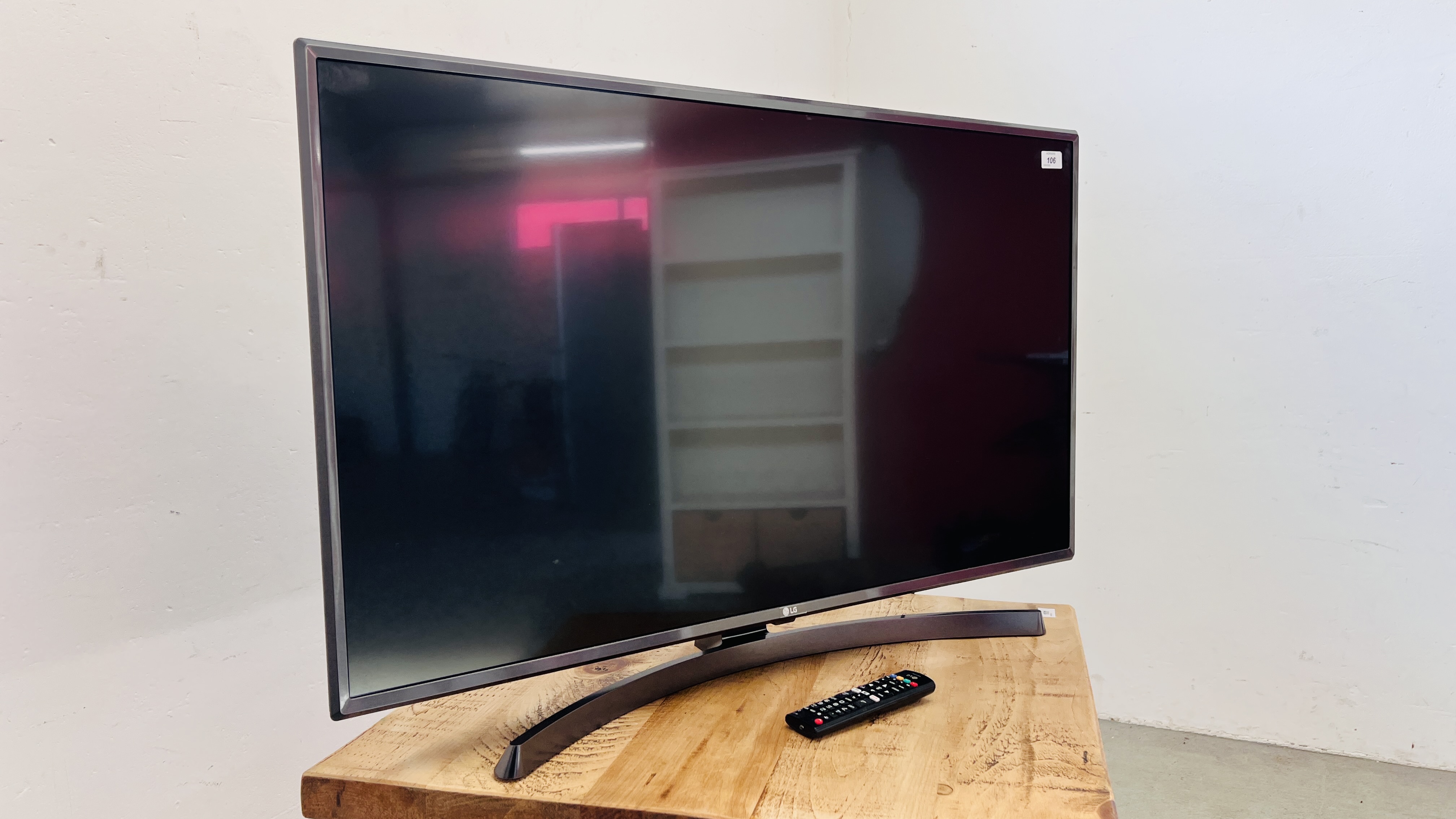 LG 43 INCH FLAT SCREEN TV ODEL 43UK6750PLD WITH REMOTE CONTROL - SOLD AS SEEN. - Image 2 of 8