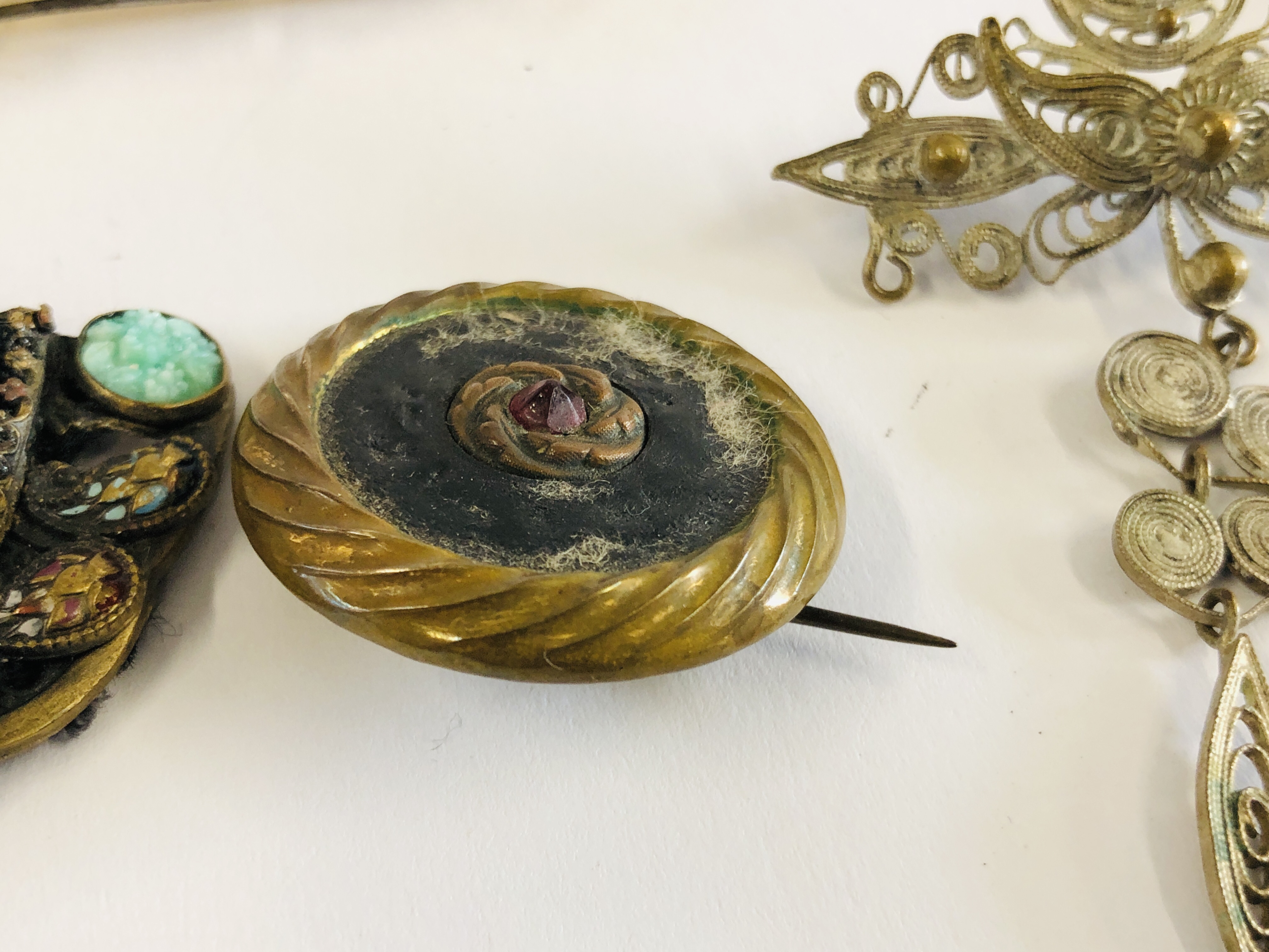 A GROUP OF ASSORTED VINTAGE BROOCHES AND JEWELLERY TO INCLUDE A HORN DRAGONFLY ETC. - Image 3 of 9