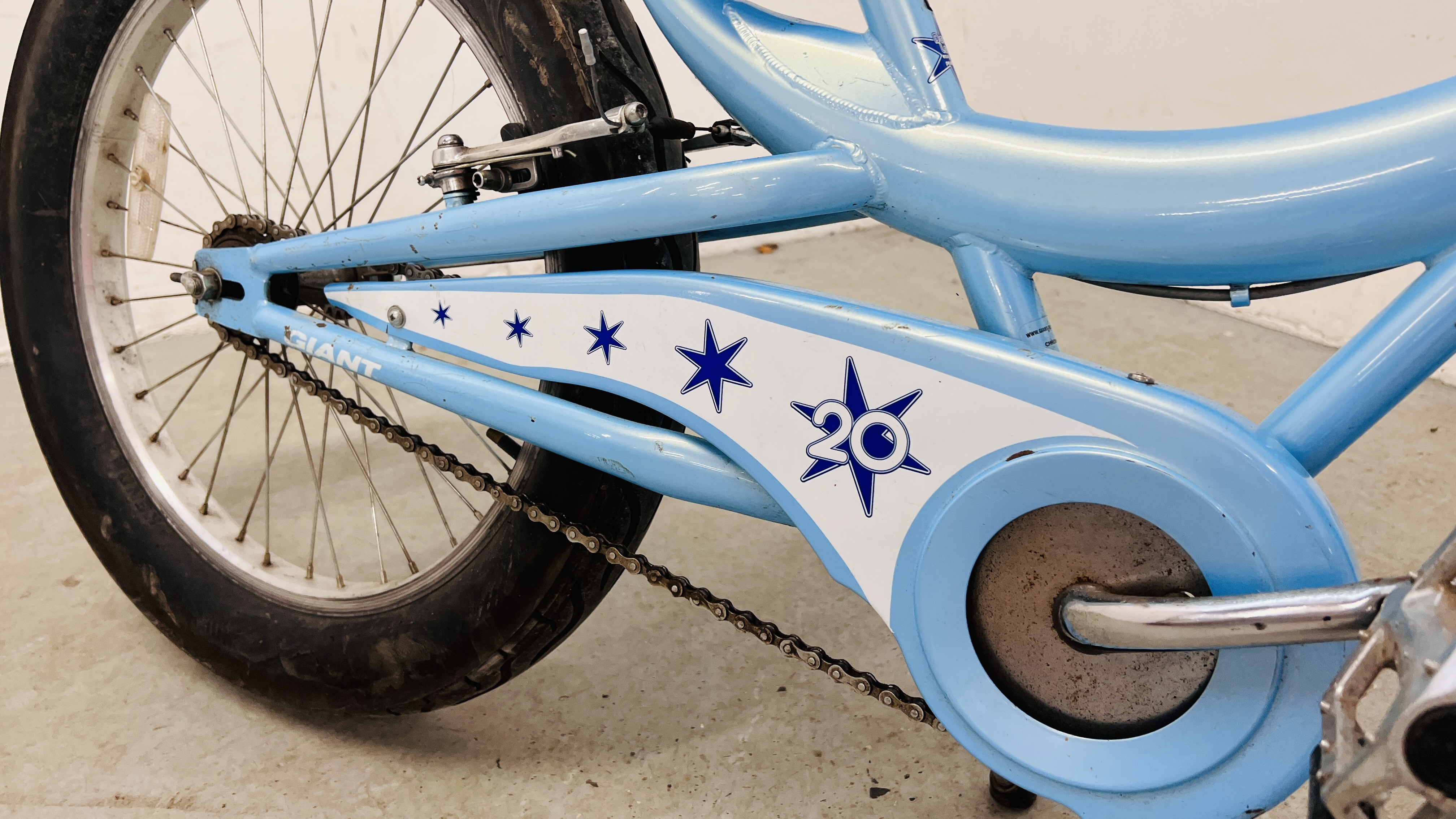 A GIRLS CRUISER STYLE GLOSS BICYCLE (BLUE). - Image 4 of 13