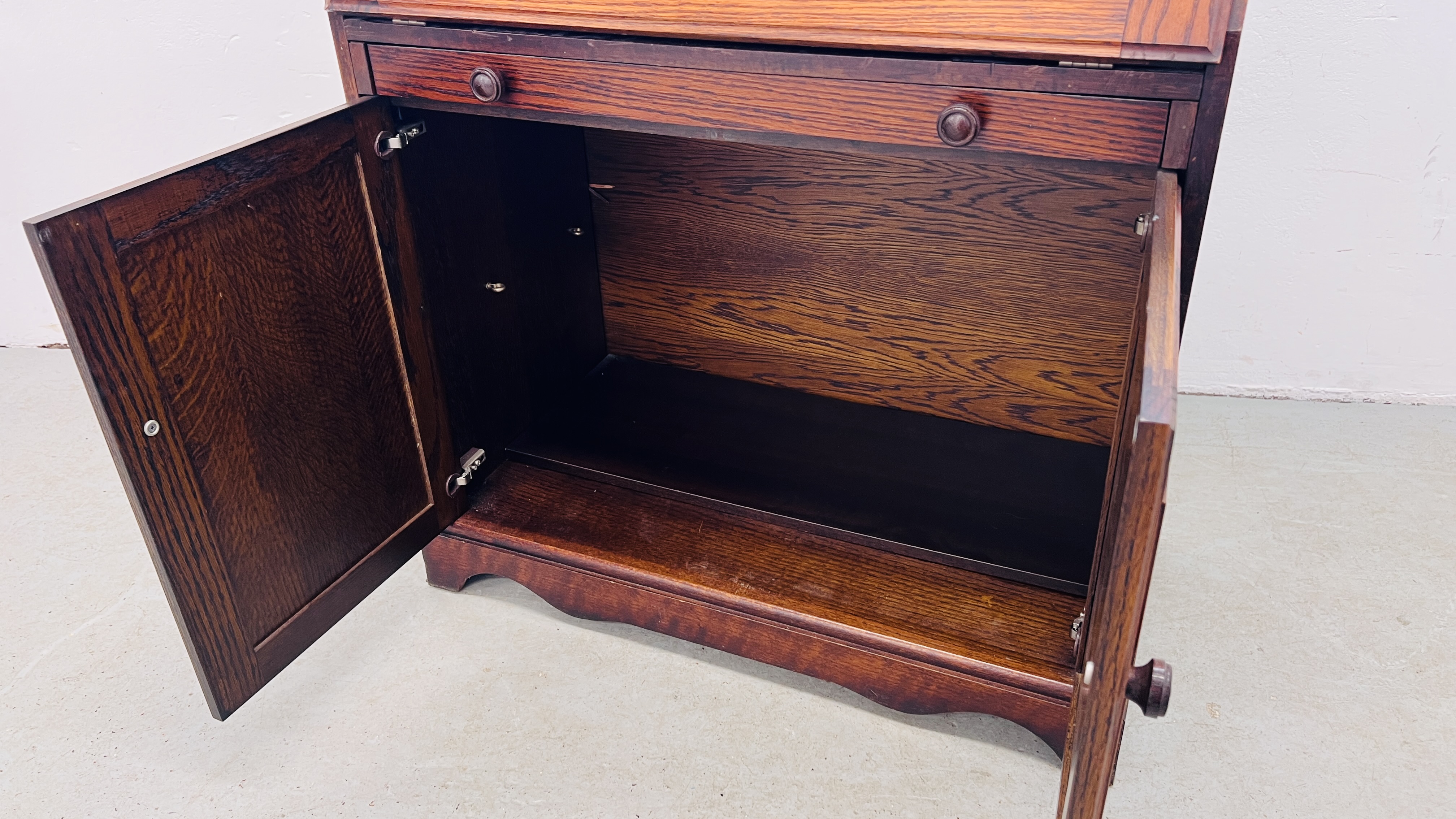 A MODERN FALLING FRONT OAK BUREAU WITH LINEN FOLD DETAIL W 86CM X D 46CM. - Image 7 of 7