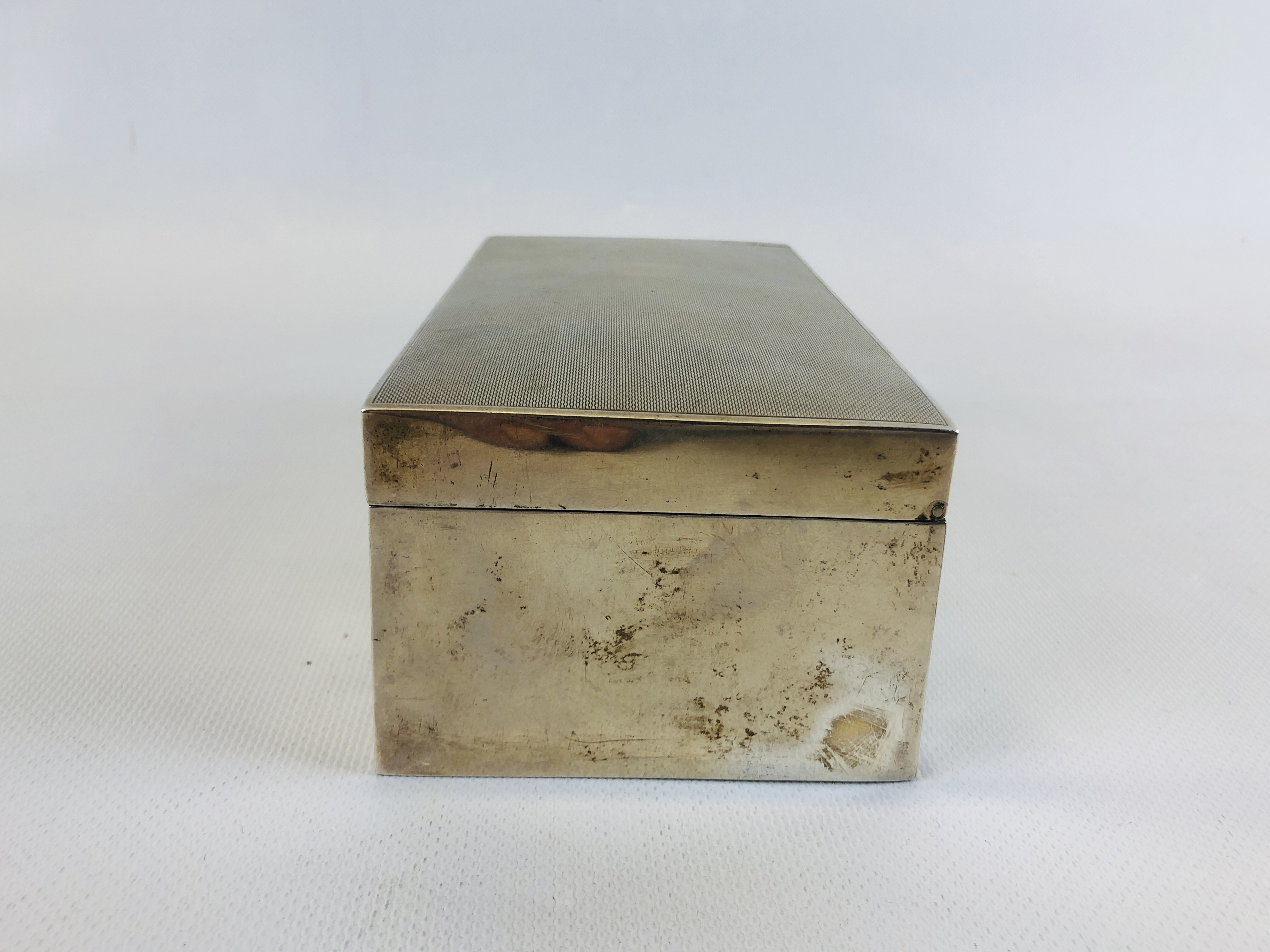 A SILVER CIGARETTE BOX, THE TOP WITH ENGINE TURNED FINISH, UN-ENGRAVED BIRMINGHAM ASSAY, - Image 7 of 11