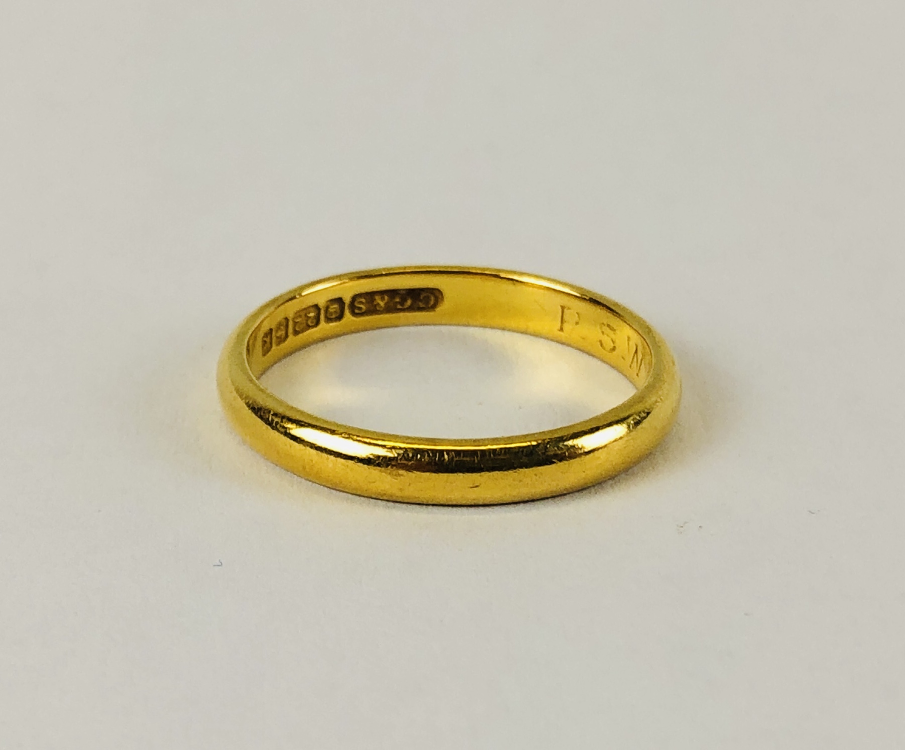 A 22CT GOLD WEDDING BAND.