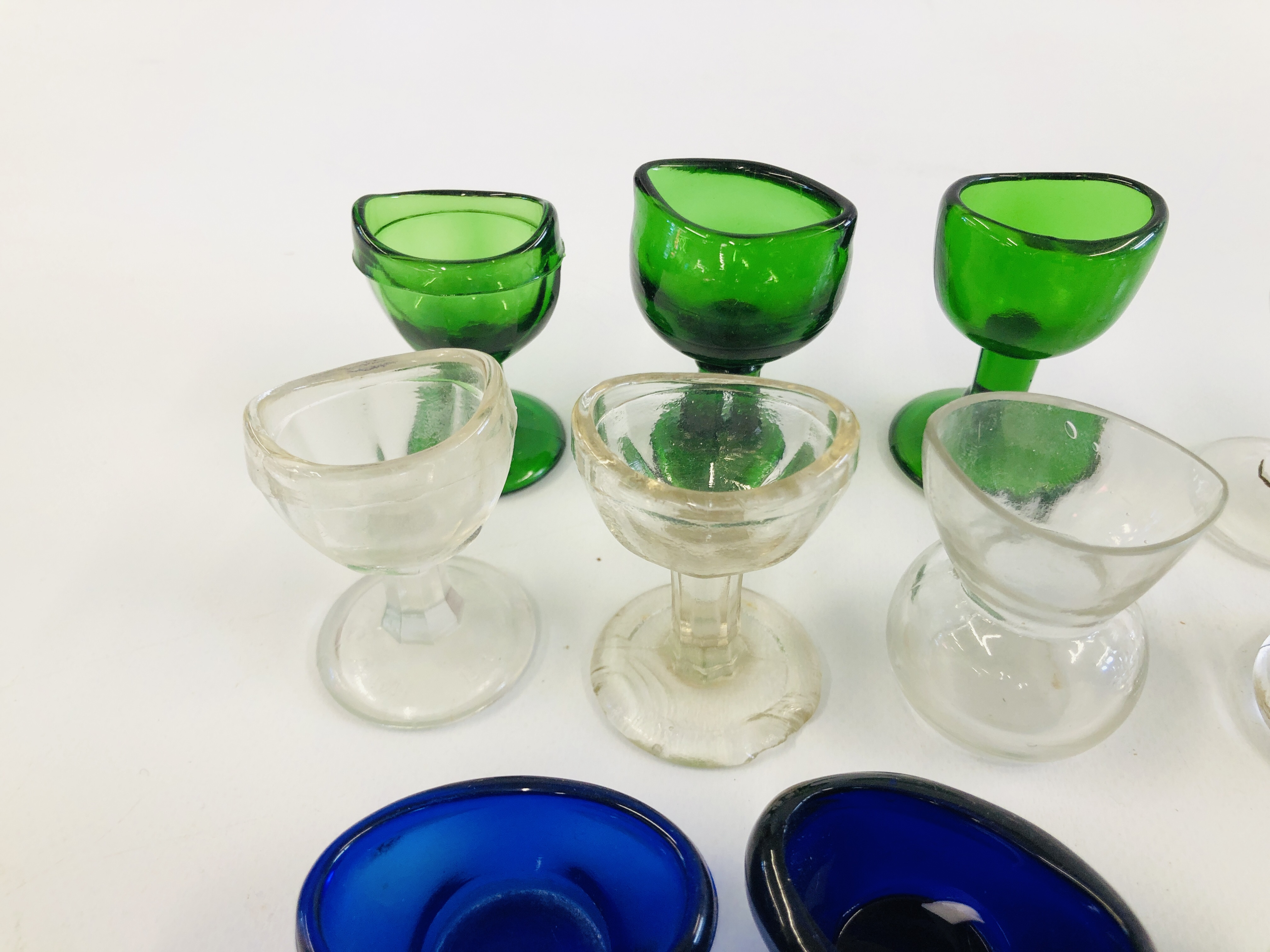 A COLLECTION OF MAINLY VINTAGE GLASS EYE BATHS TO INCLUDE CLEAR GLASS ALONG WITH BLUE AND GREEN - Image 7 of 8