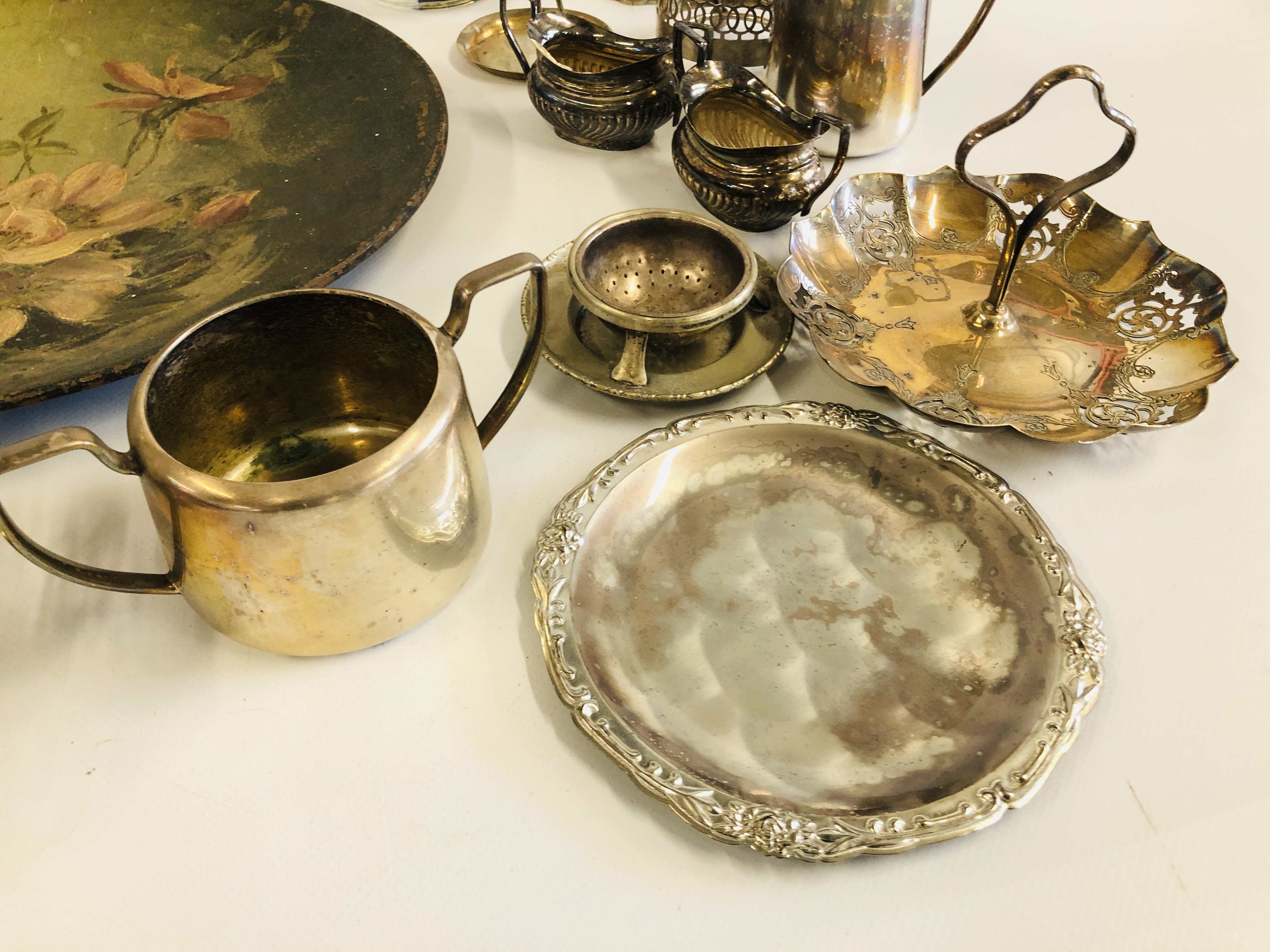 A BOX OF ASSORTED PLATED WARES ALONG WITH A BOX OF PEWTER WARES TO INCLUDE MINIATURE EXAMPLES. - Image 2 of 11