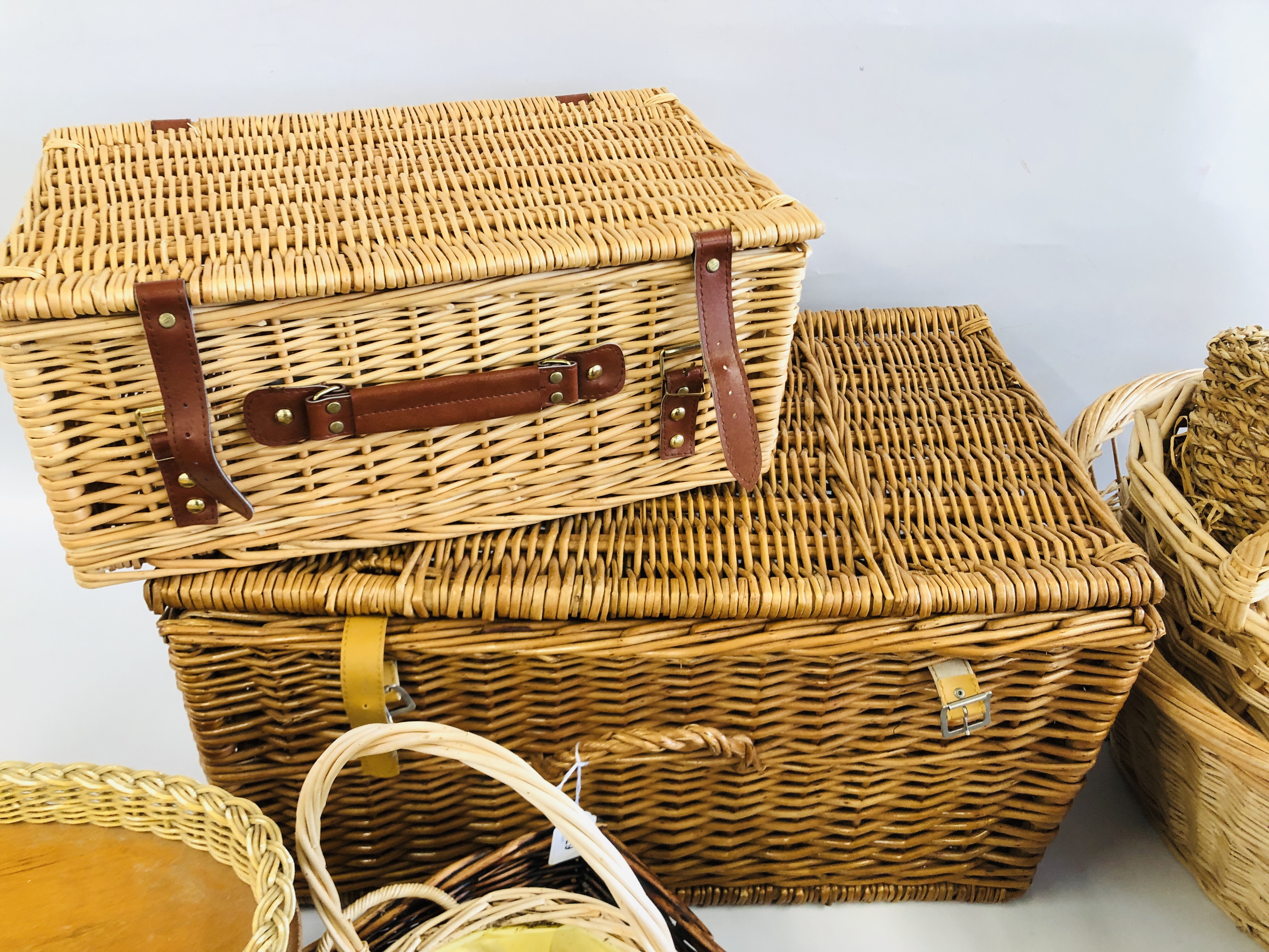 A COLLECTION OF 12 WICKER BASKETS AND HAMPERS ALONG WITH A FURTHER INCOMPLETE PICNIC HAMPER. - Image 5 of 6