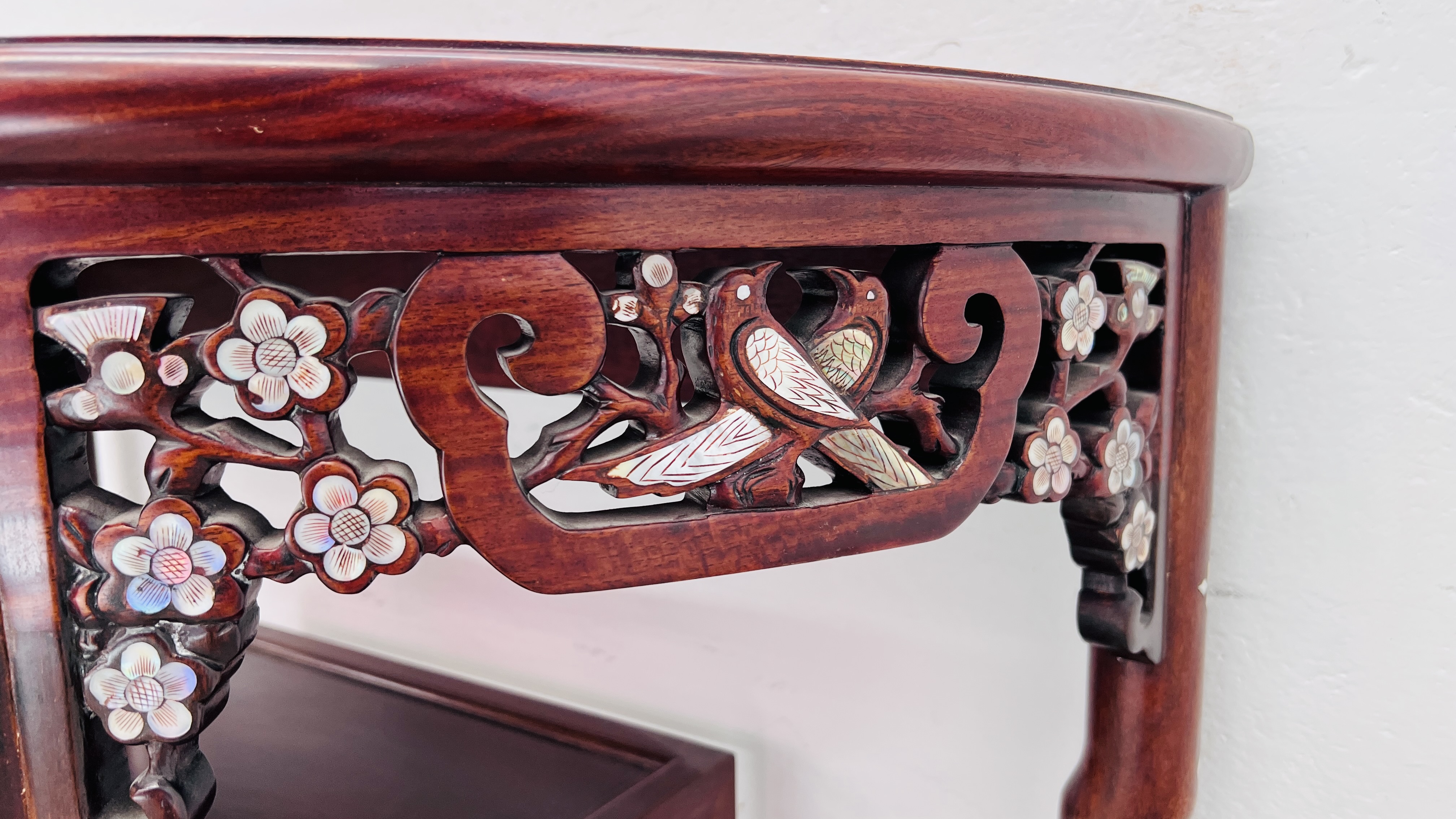 AN ORIENTAL HARDWOOD AND MOTHER OF PEARL INLAID SIDE TABLE WITH SHELF BELOW. - Image 7 of 9