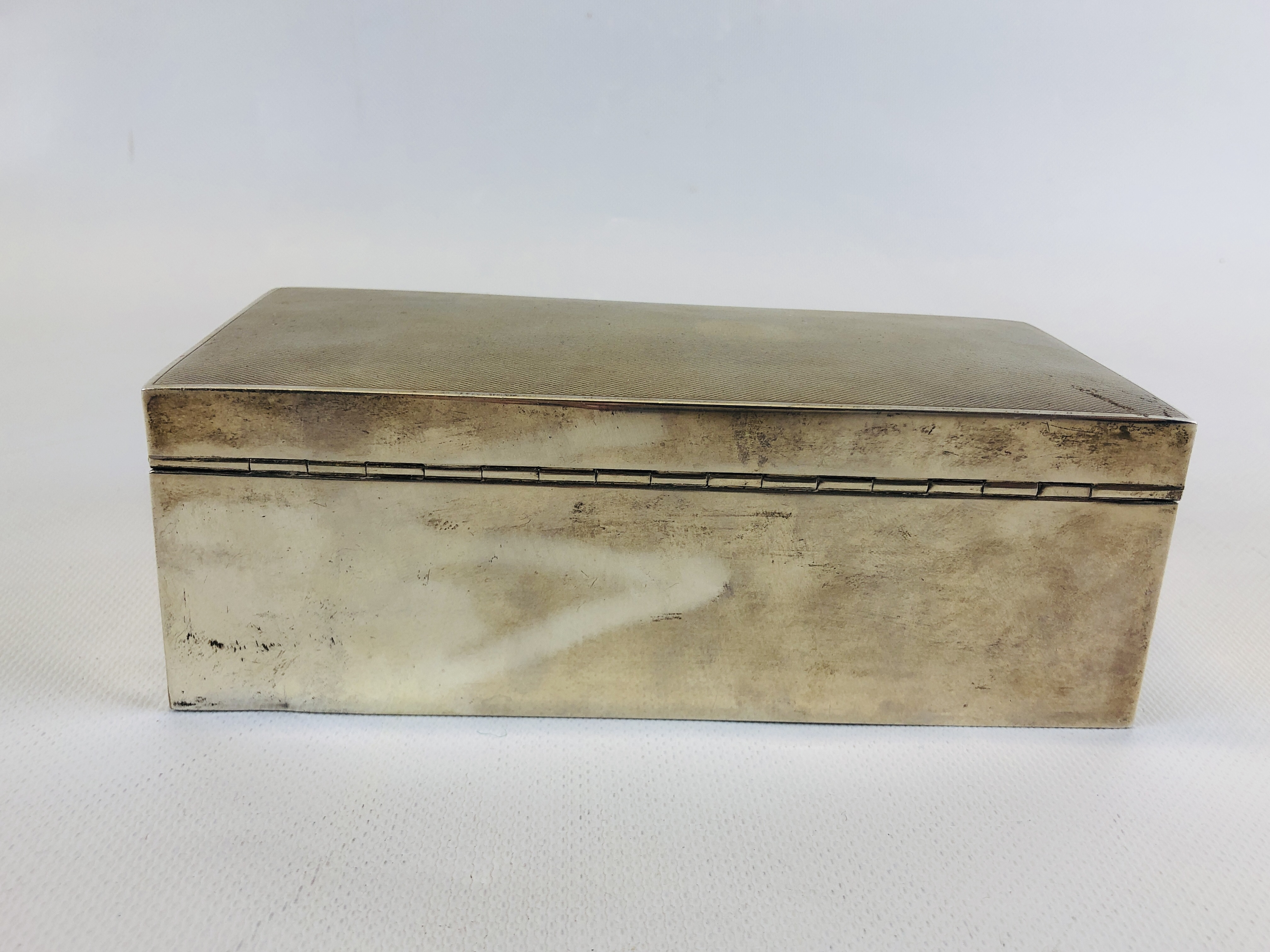 A SILVER CIGARETTE BOX, THE TOP WITH ENGINE TURNED FINISH, UN-ENGRAVED BIRMINGHAM ASSAY, - Image 8 of 11