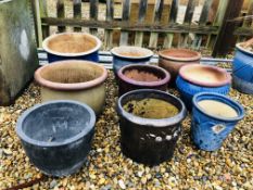 A GROUP OF NINE GLAZED PLANT POTS, LARGEST H 31CM, D 38CM.