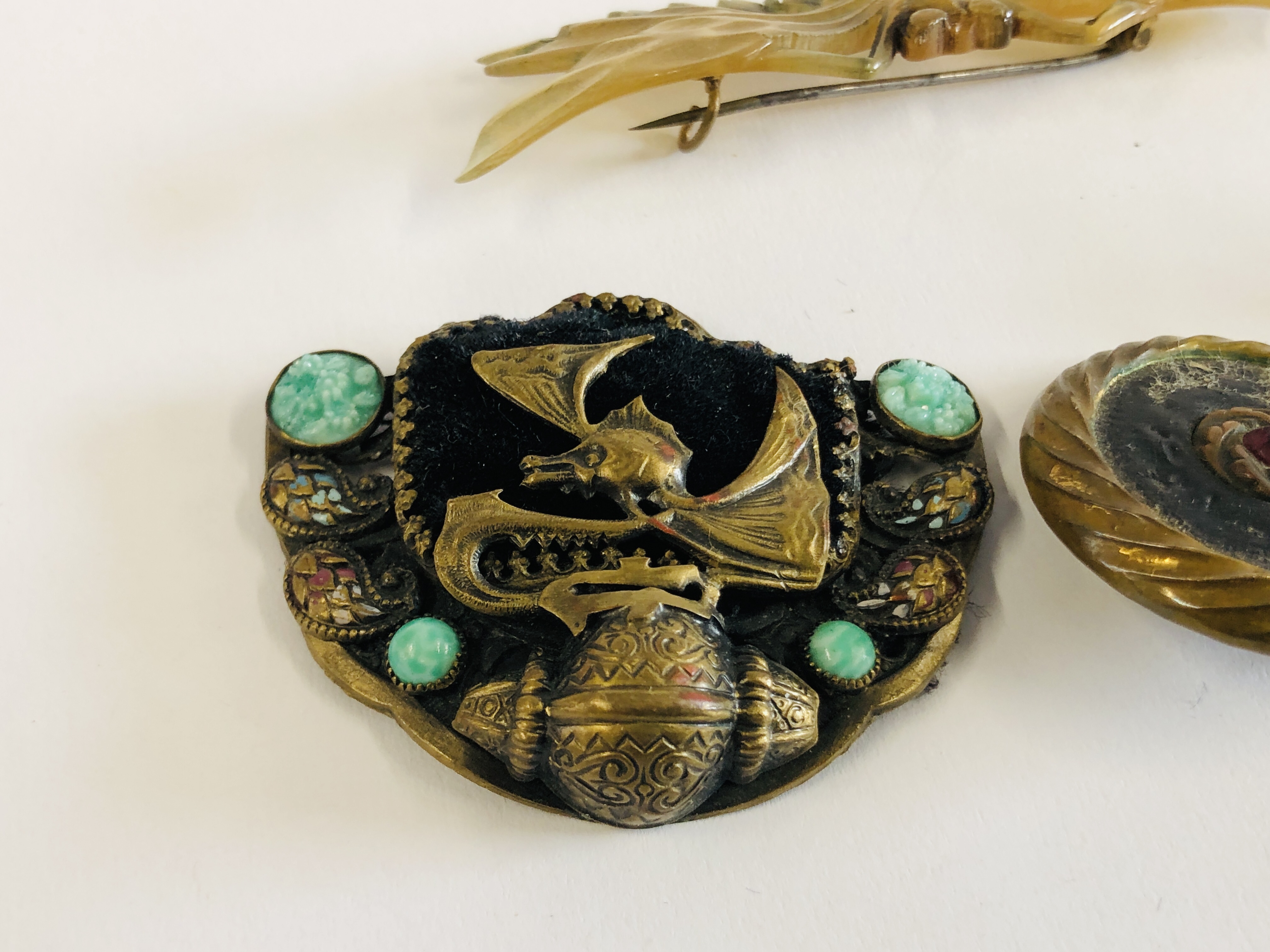 A GROUP OF ASSORTED VINTAGE BROOCHES AND JEWELLERY TO INCLUDE A HORN DRAGONFLY ETC. - Image 2 of 9