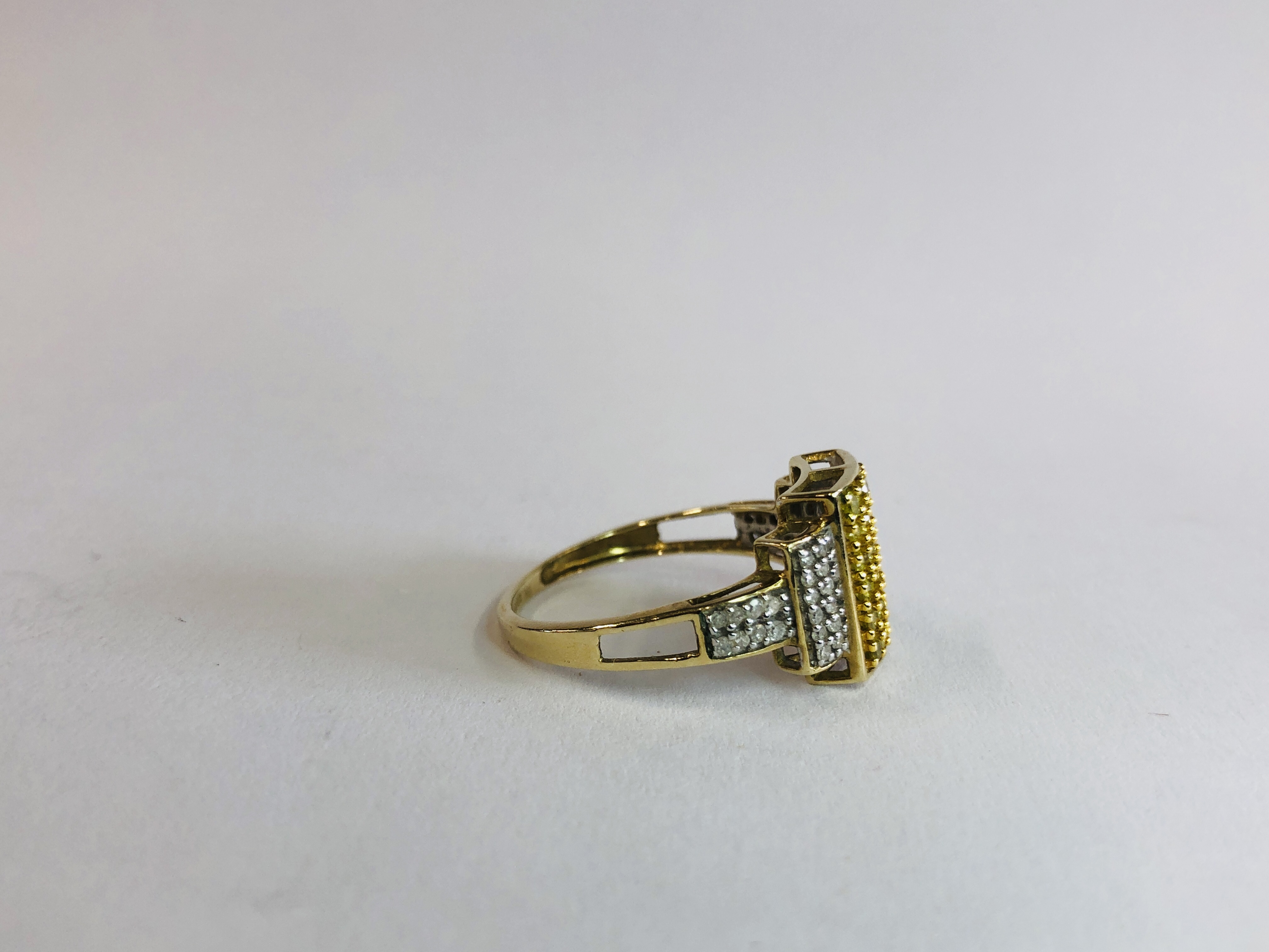 AN UNUSUAL DESIGNER 9CT GOLD RING SET WITH CENTRAL YELLOW DIAMONDS AND WHITE DIAMOND SHOULDERS. - Image 4 of 9