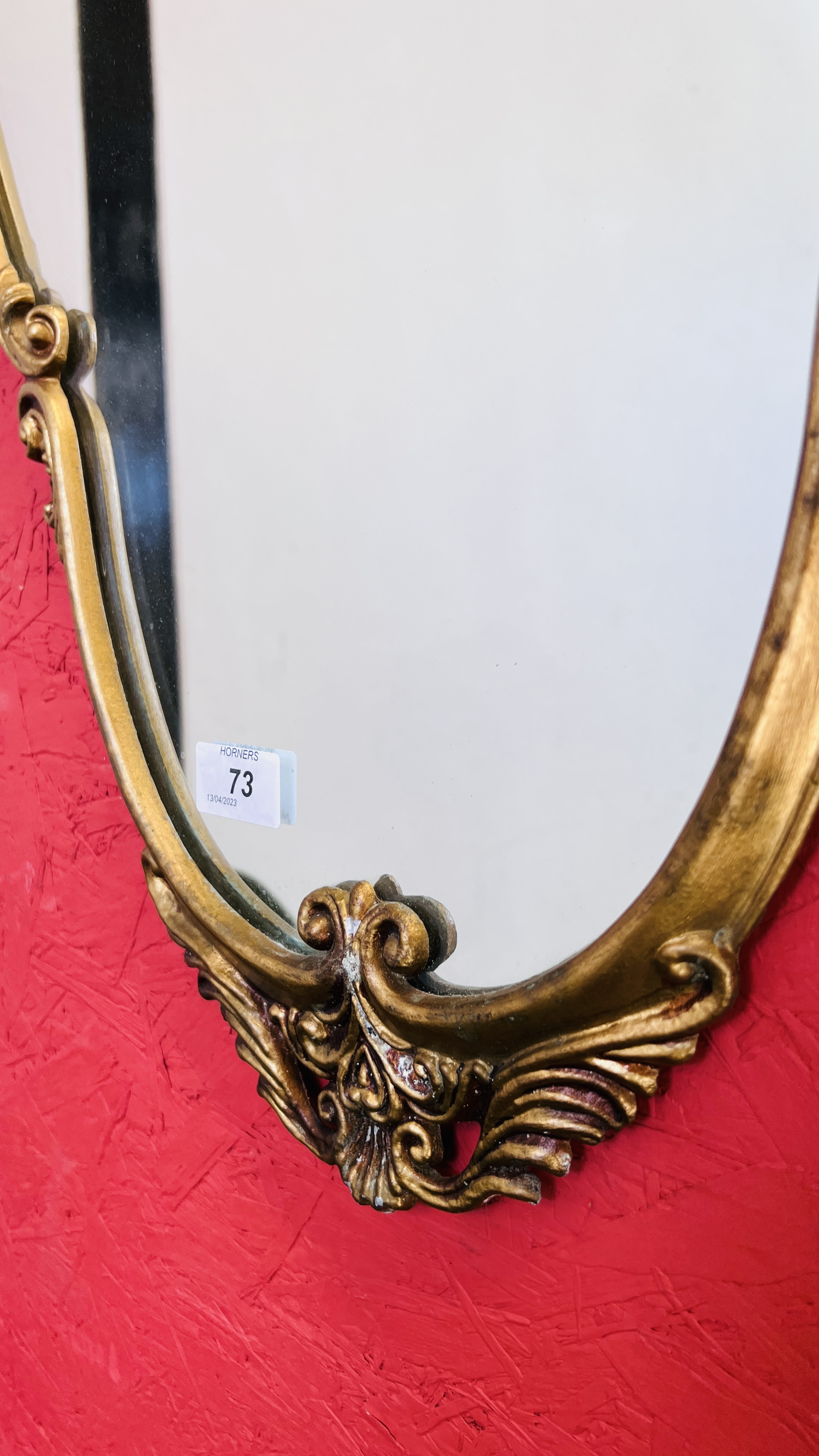 A GOOD QUALITY DECORATIVE GILT FINISHED CAST FRAMED WALL MIRROR - LENGTH 109CM. - Image 4 of 4