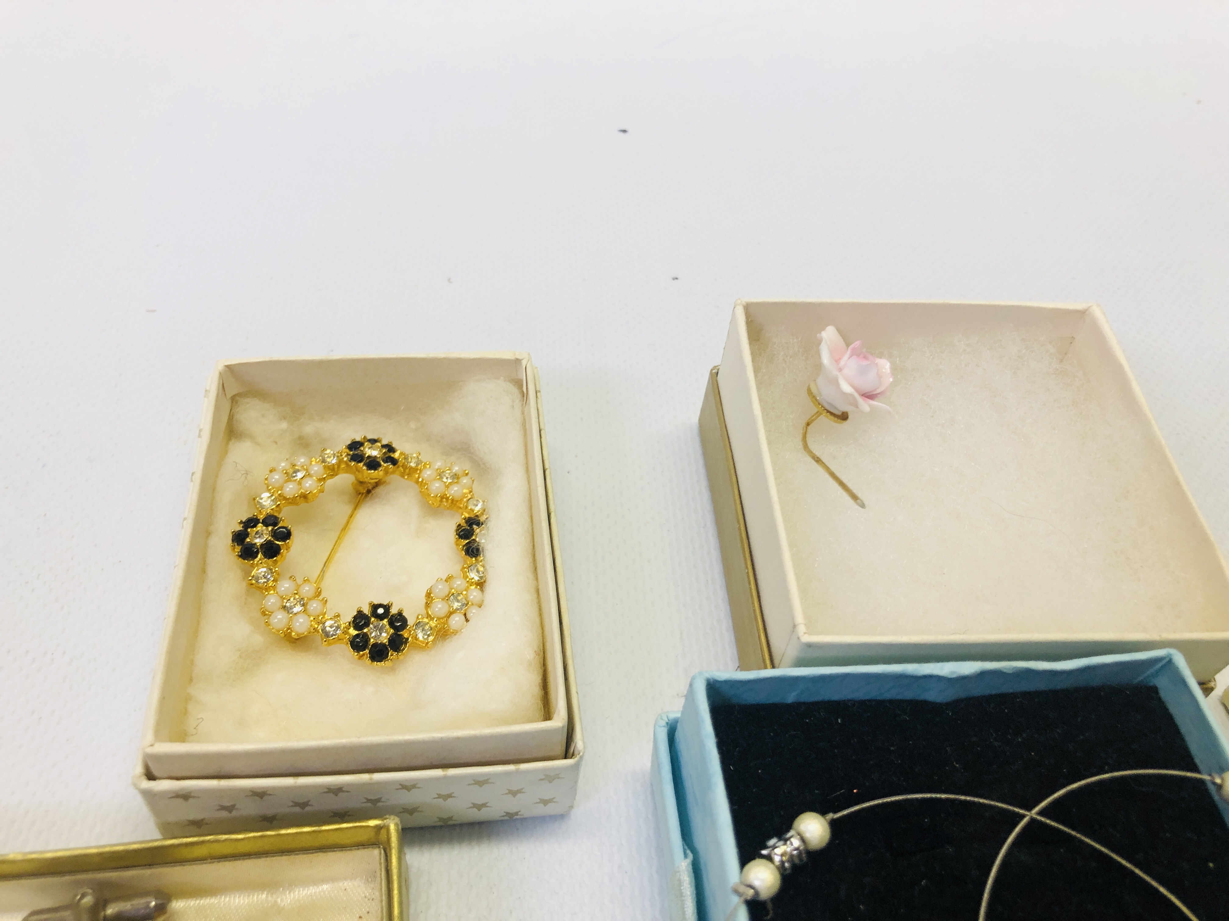 A BOX OF ASSORTED VINTAGE MODERN JEWELLERY TO INCLUDE A PAIR OF YELLOW METAL SIMULATED PEARL - Image 5 of 10