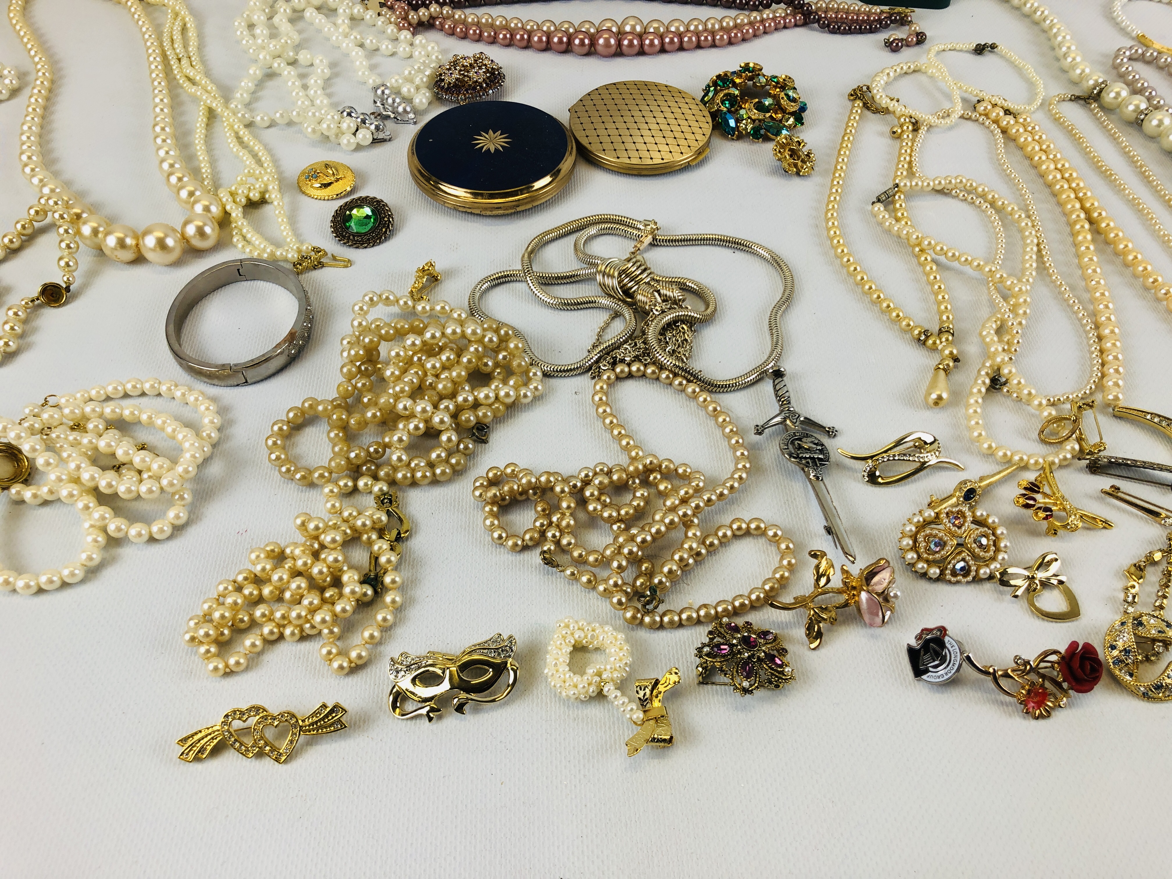 BOX OF ASSORTED COSTUME AND SILVER JEWELLERY TO INCLUDE SIMULATED PEARLS, STRATTON COMPACTS, - Image 12 of 12