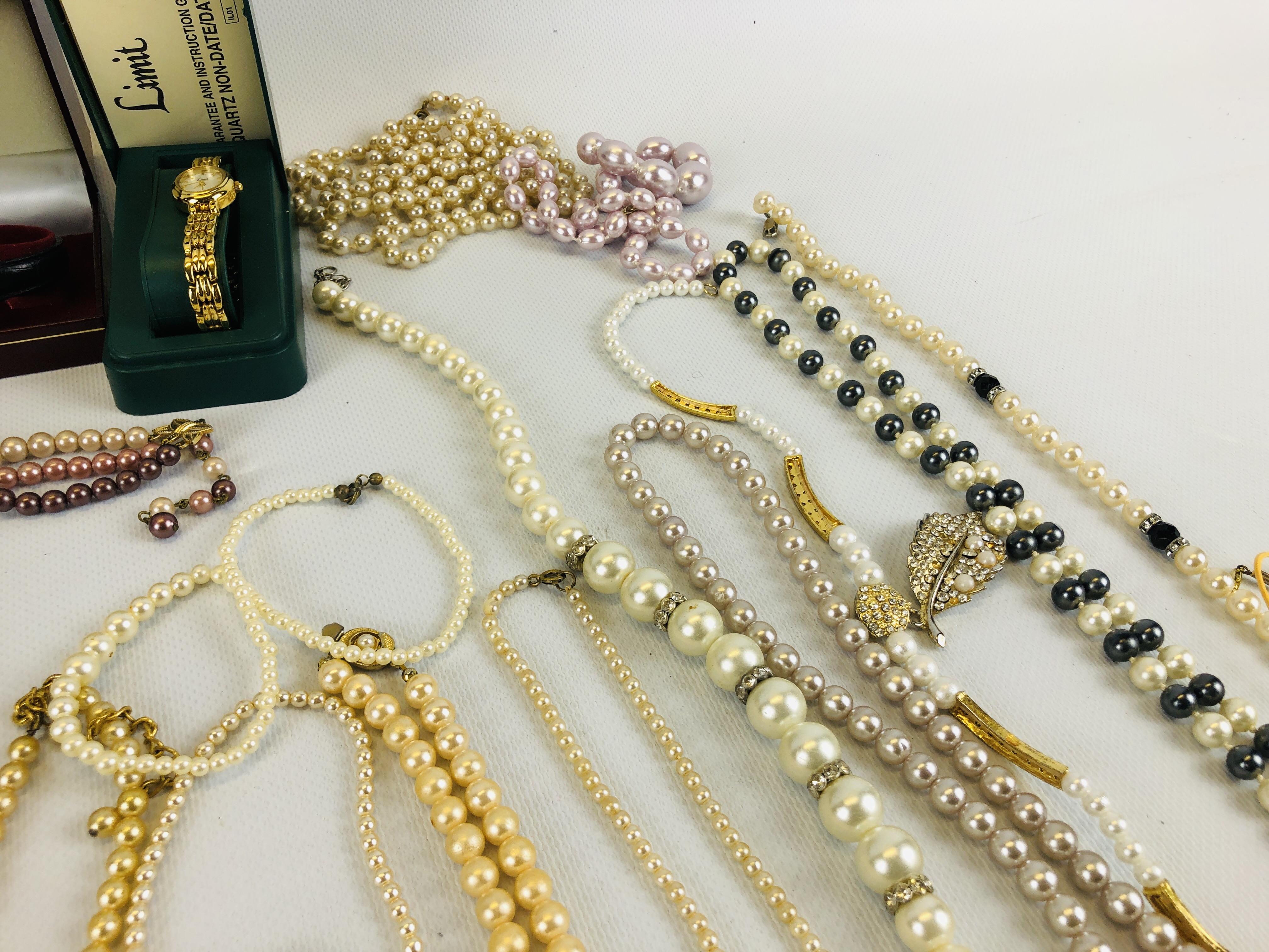 BOX OF ASSORTED COSTUME AND SILVER JEWELLERY TO INCLUDE SIMULATED PEARLS, STRATTON COMPACTS, - Image 6 of 12