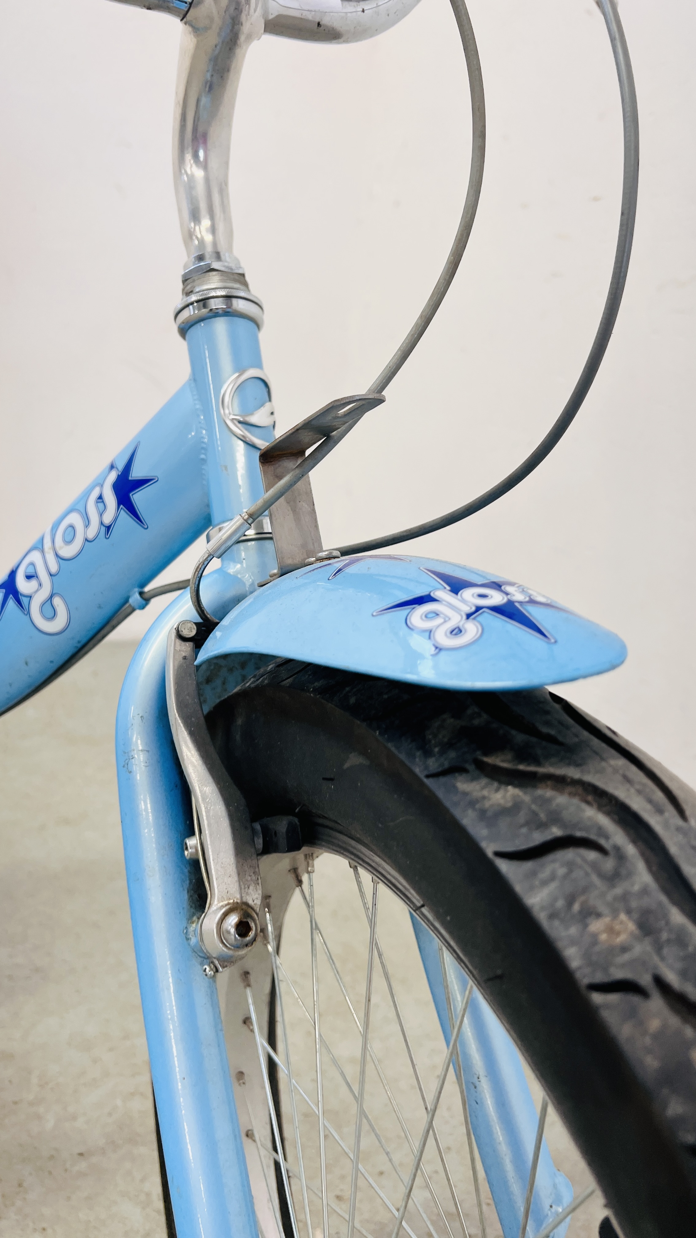 A GIRLS CRUISER STYLE GLOSS BICYCLE (BLUE). - Image 10 of 13