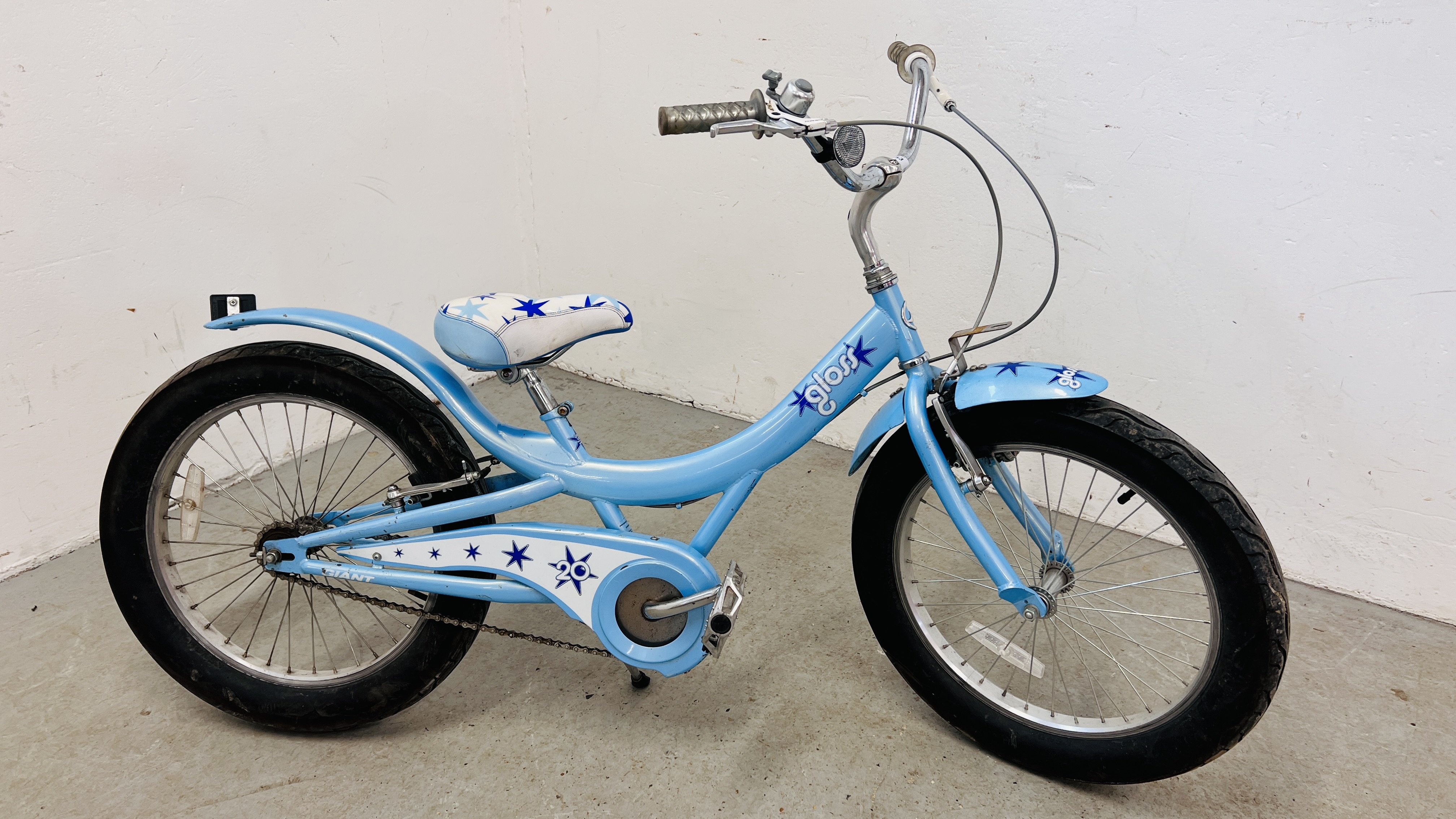 A GIRLS CRUISER STYLE GLOSS BICYCLE (BLUE).