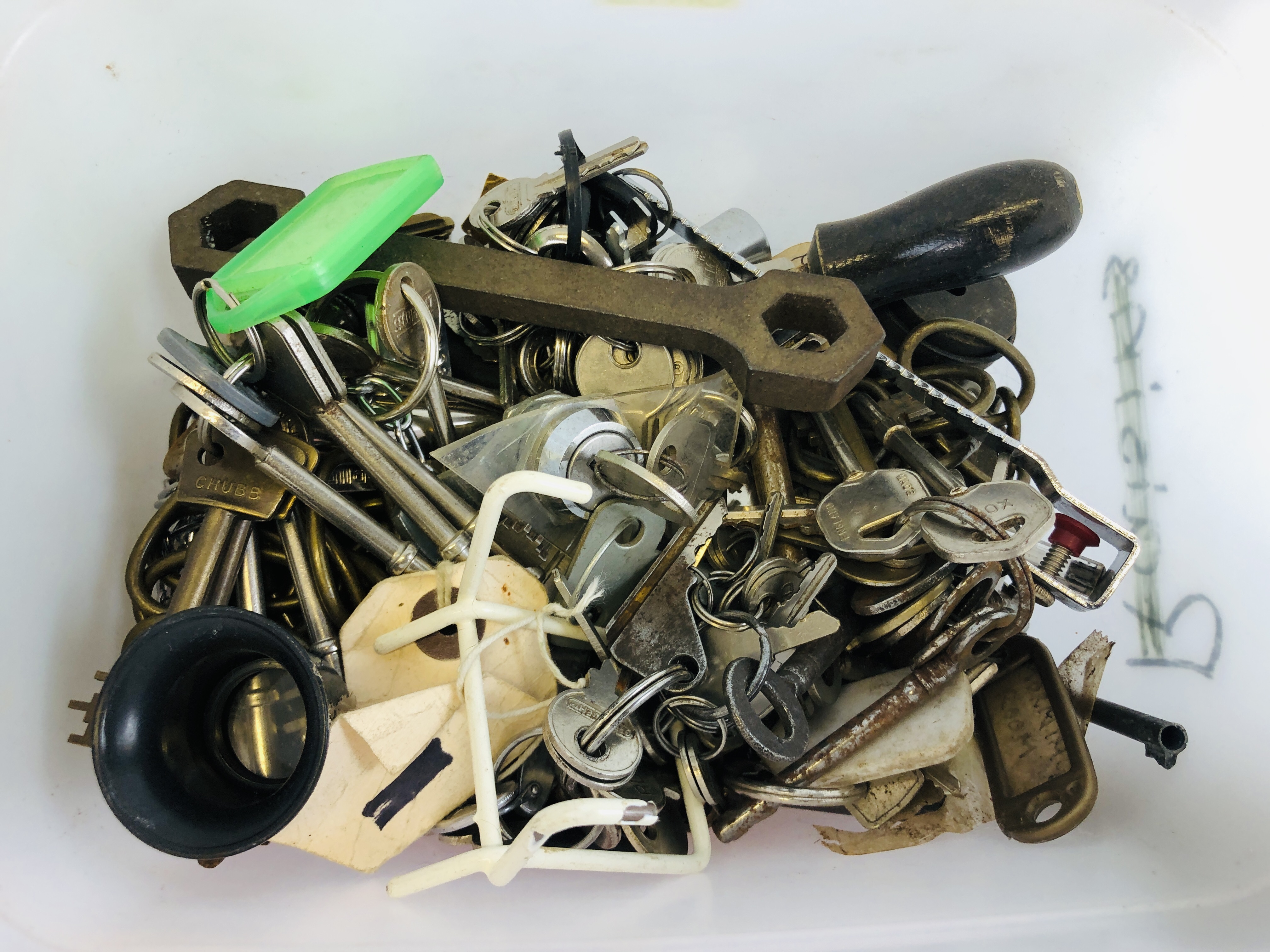 AN EXTENSIVE COLLECTION OF MAINLY VINTAGE CLOCK KEYS AND PENDULUMS, - Image 4 of 6