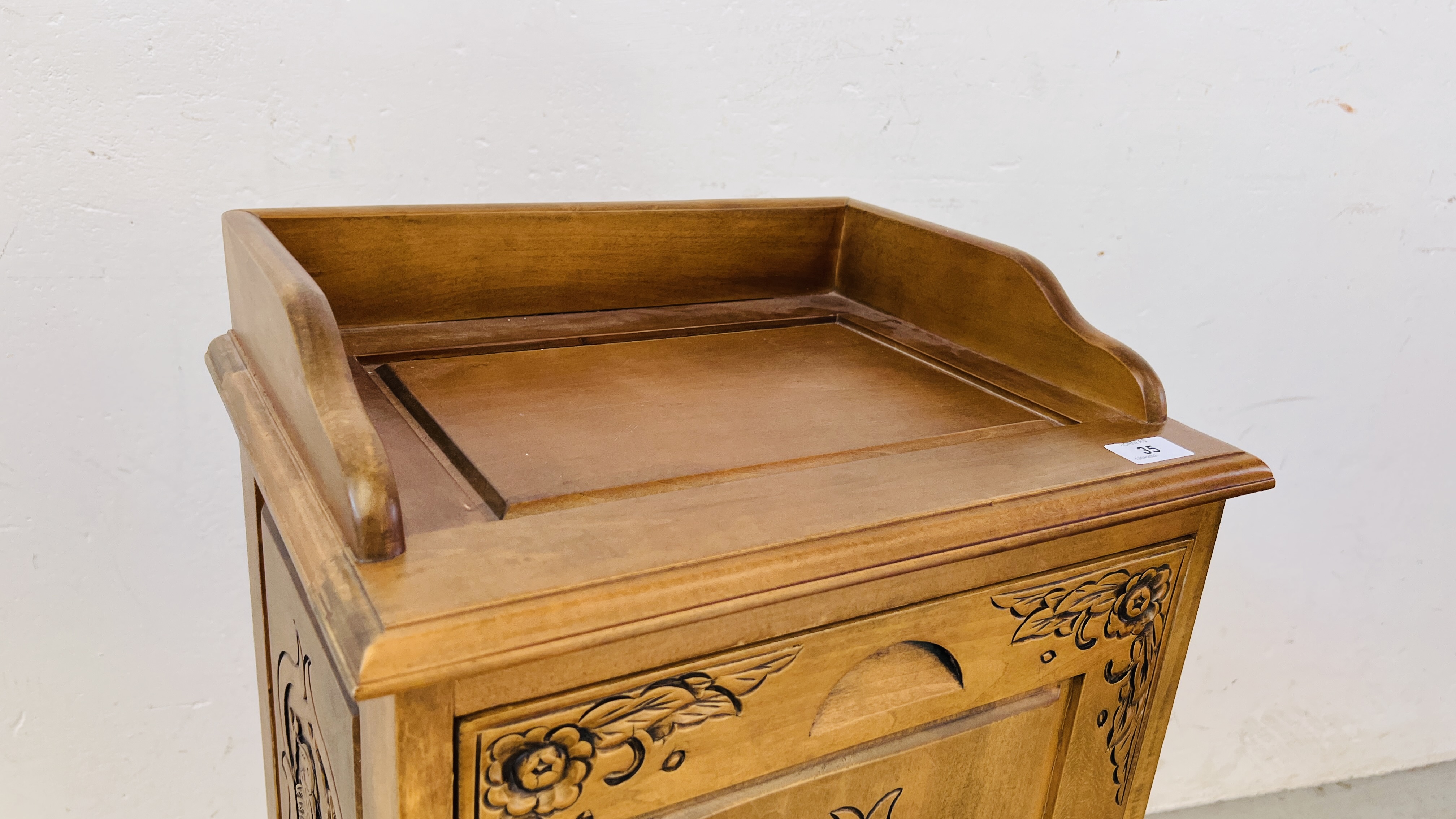 A HARDWOOD LINEN TIDY WITH CARVED DETAIL TO THE FRONT - W 43CM X D 33CM X H 80CM. - Image 2 of 7