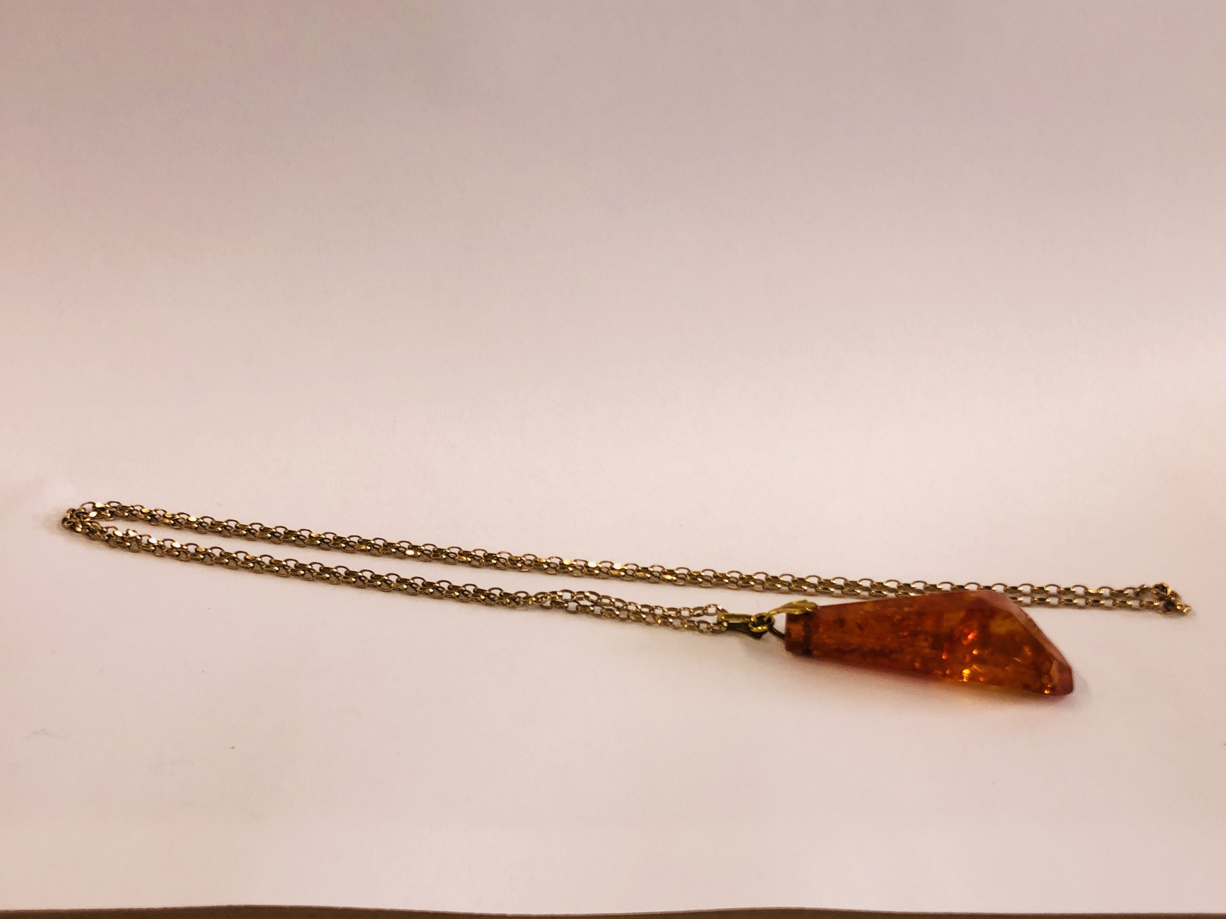 A 9CT GOLD BELCHER CHAIN ALONG WITH AN AMBER TYPE PENDANT L 70CM. - Image 5 of 12