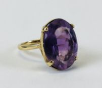 AN IMPRESSIVE 9CT GOLD RING SET WITH AN OVAL AMETHYST