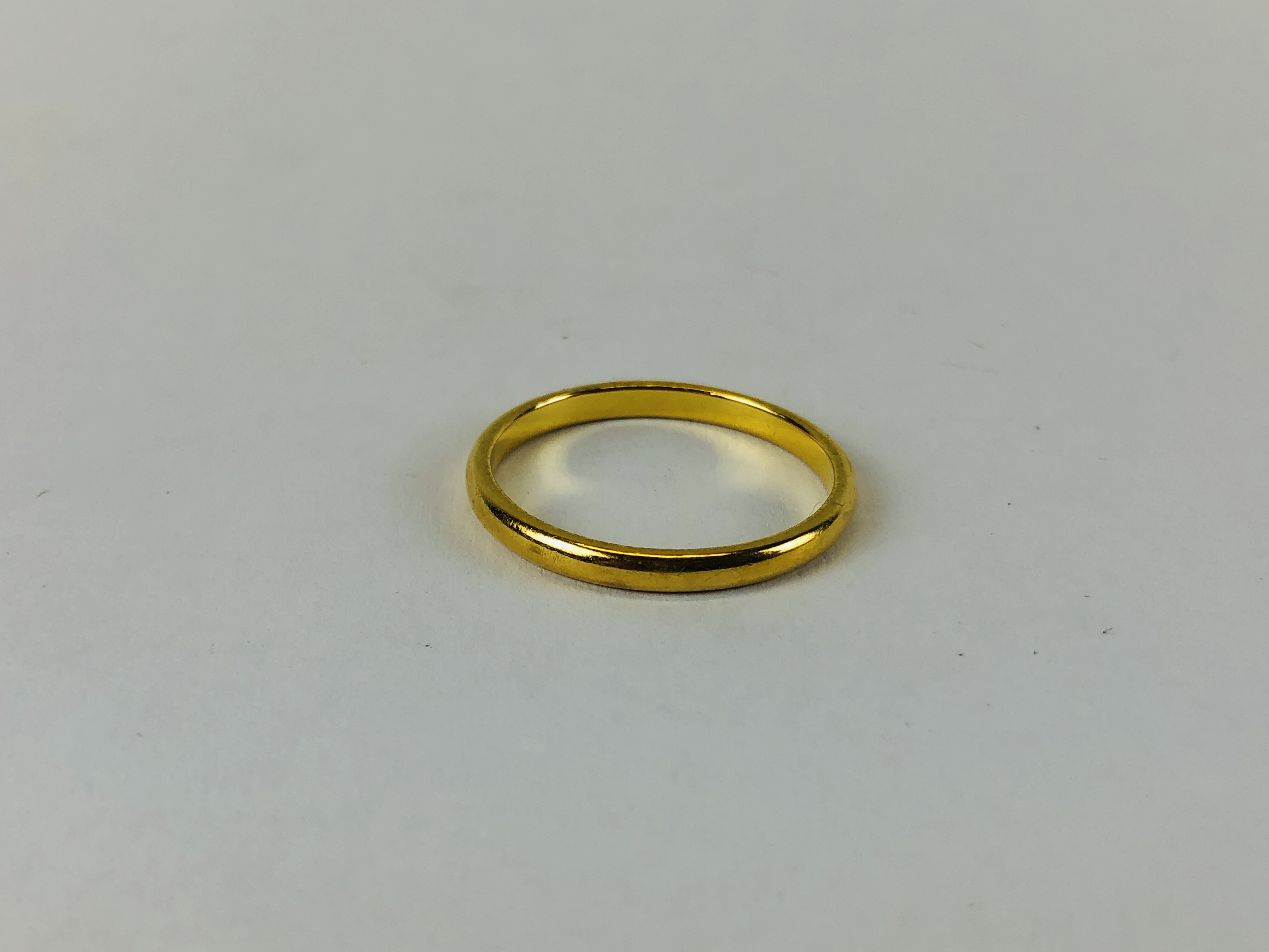 A 22CT GOLD WEDDING BAND. - Image 4 of 7