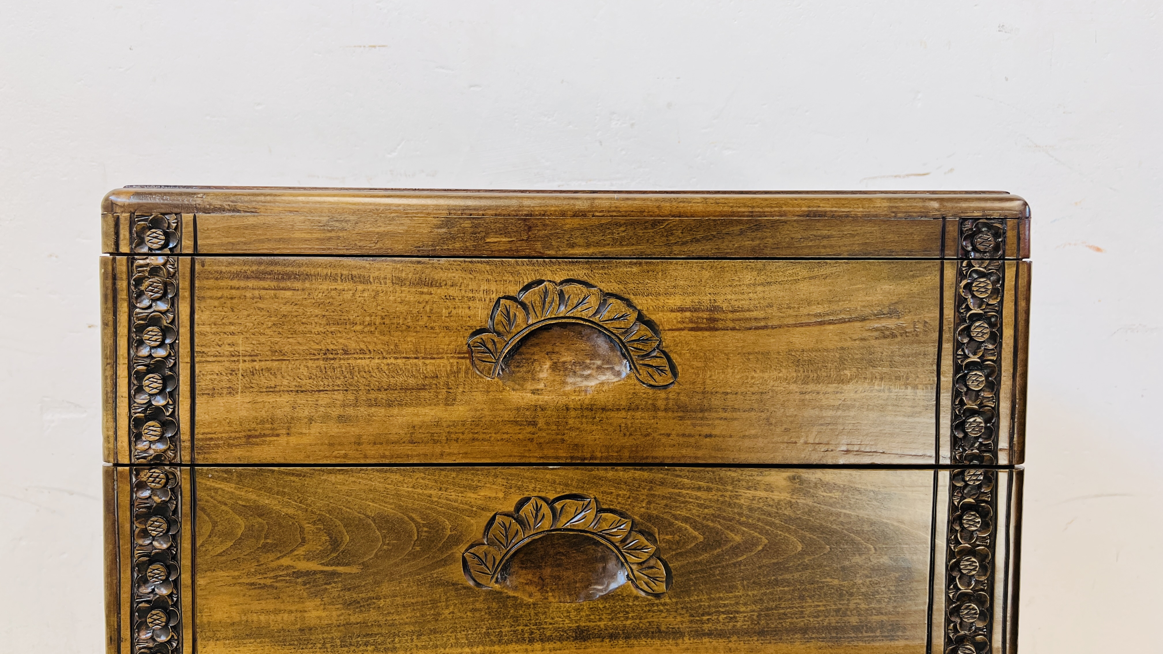 A 5 DRAWER HARDWOOD CHEST WITH A PAIR OF STALKS CARVED TO TOP AND FLORAL DECORATION CARVING - W - Image 3 of 11