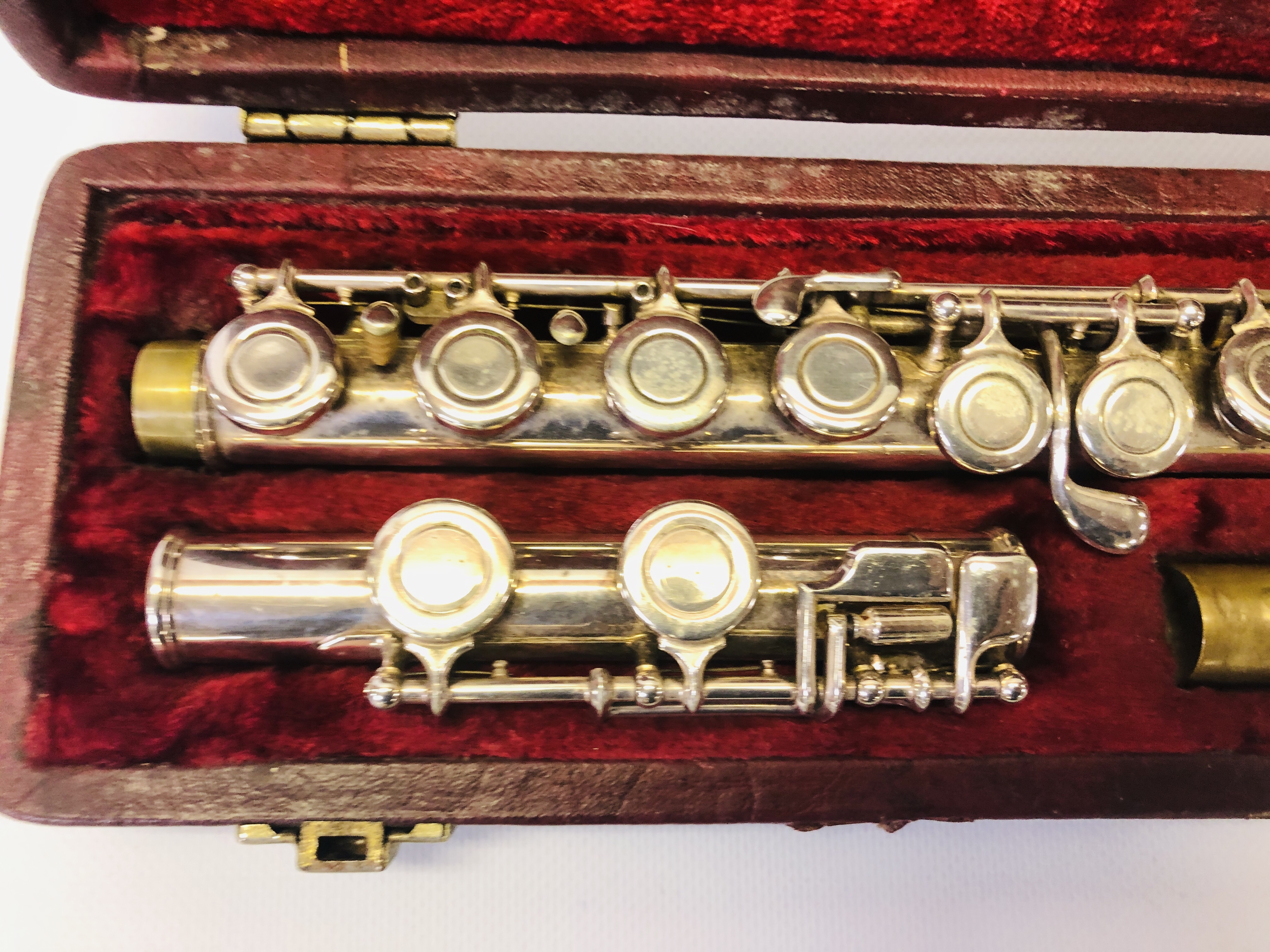 A VINTAGE FLUTE MARKED BLESSING ELKHART. IND U.S.A. 8836 IN A FITTED VELVET LINED HARD CASE. - Bild 2 aus 6