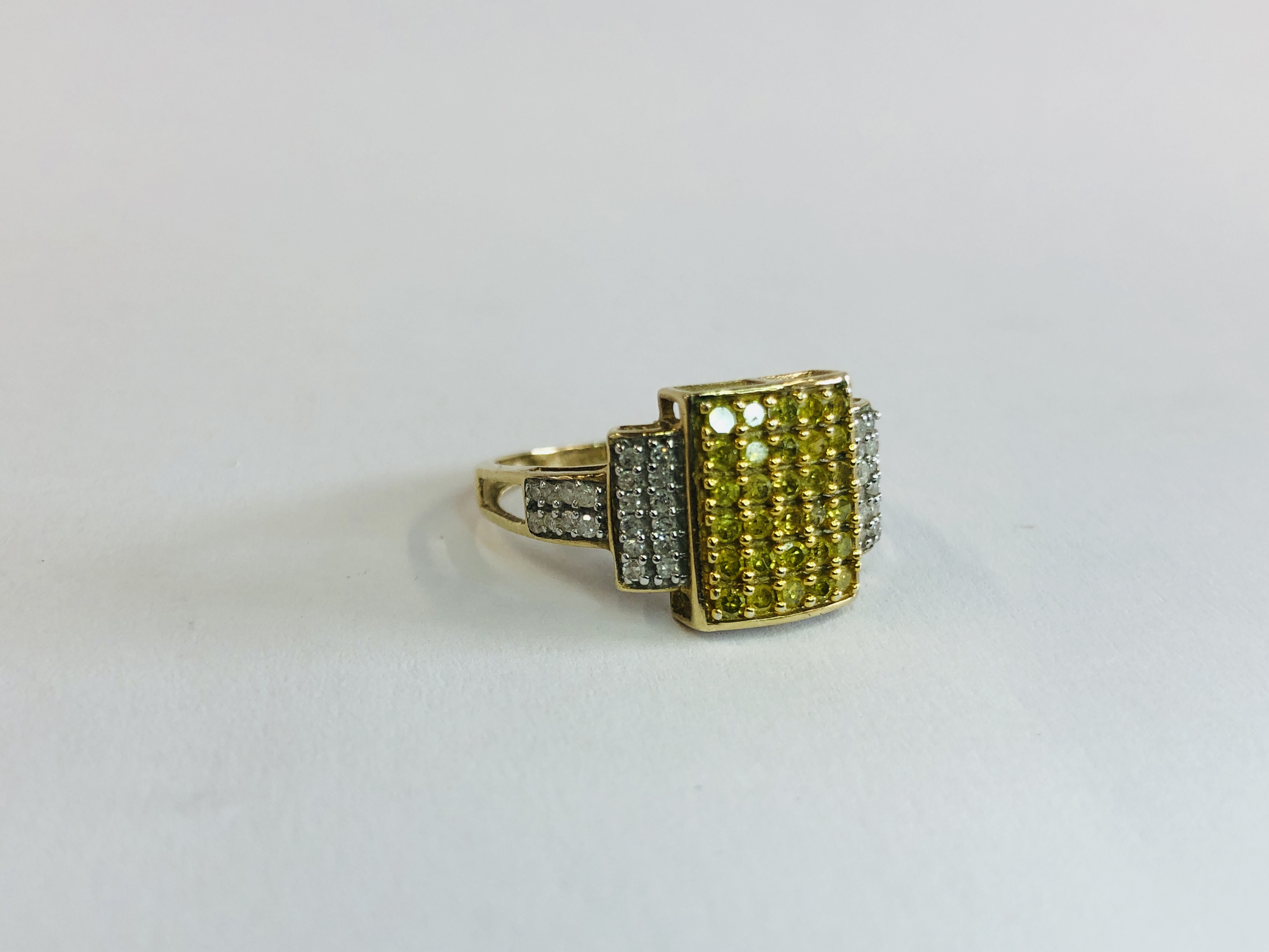 AN UNUSUAL DESIGNER 9CT GOLD RING SET WITH CENTRAL YELLOW DIAMONDS AND WHITE DIAMOND SHOULDERS. - Image 9 of 9