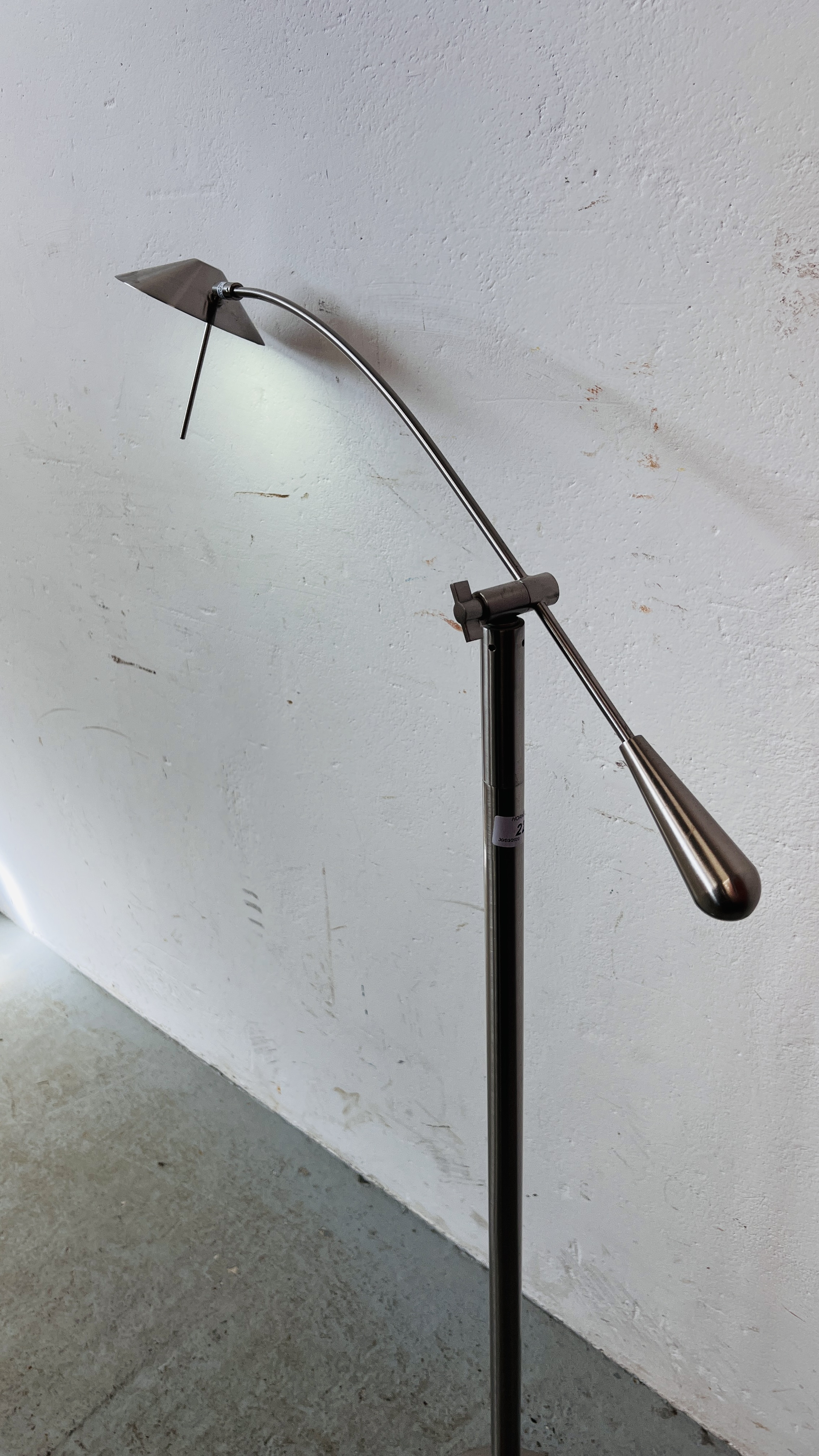 A MODERN STAINLESS FINISH ADJUSTABLE READING LIGHT - SOLD AS SEEN. - Image 3 of 5