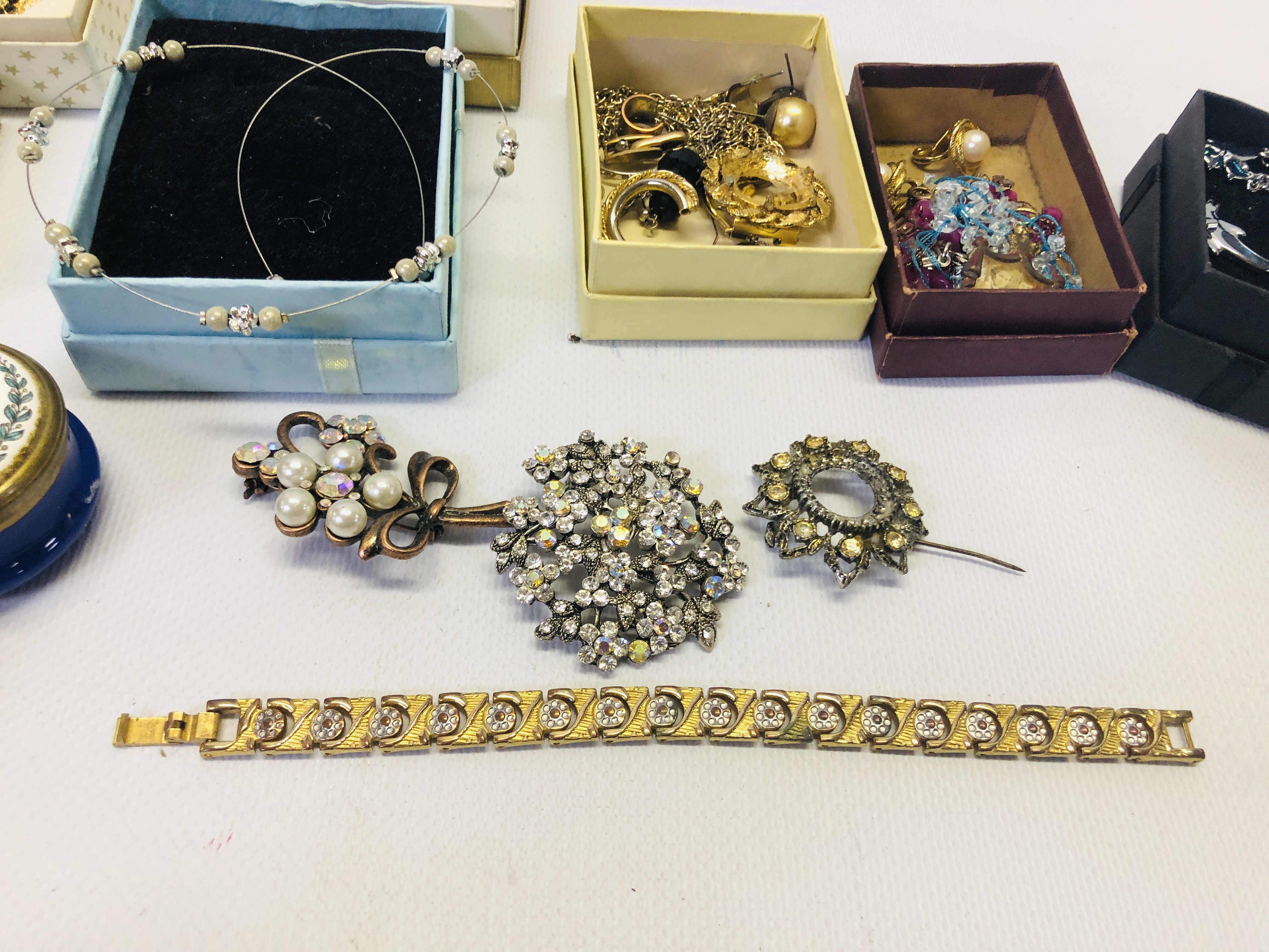 A BOX OF ASSORTED VINTAGE MODERN JEWELLERY TO INCLUDE A PAIR OF YELLOW METAL SIMULATED PEARL - Image 7 of 10