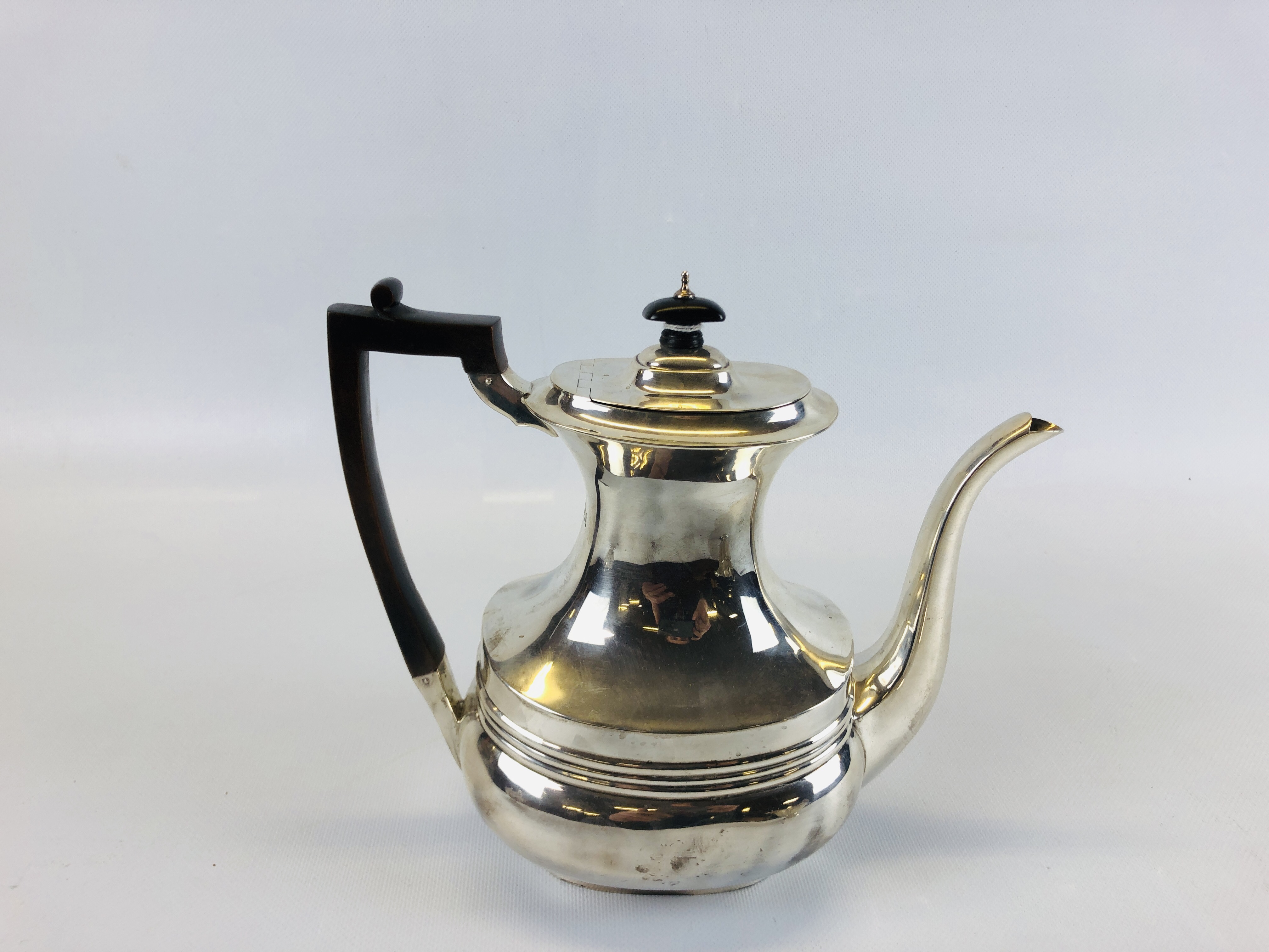 AN EDWARDIAN SILVER COFFEE POT, BARNARD, LON. 1904.