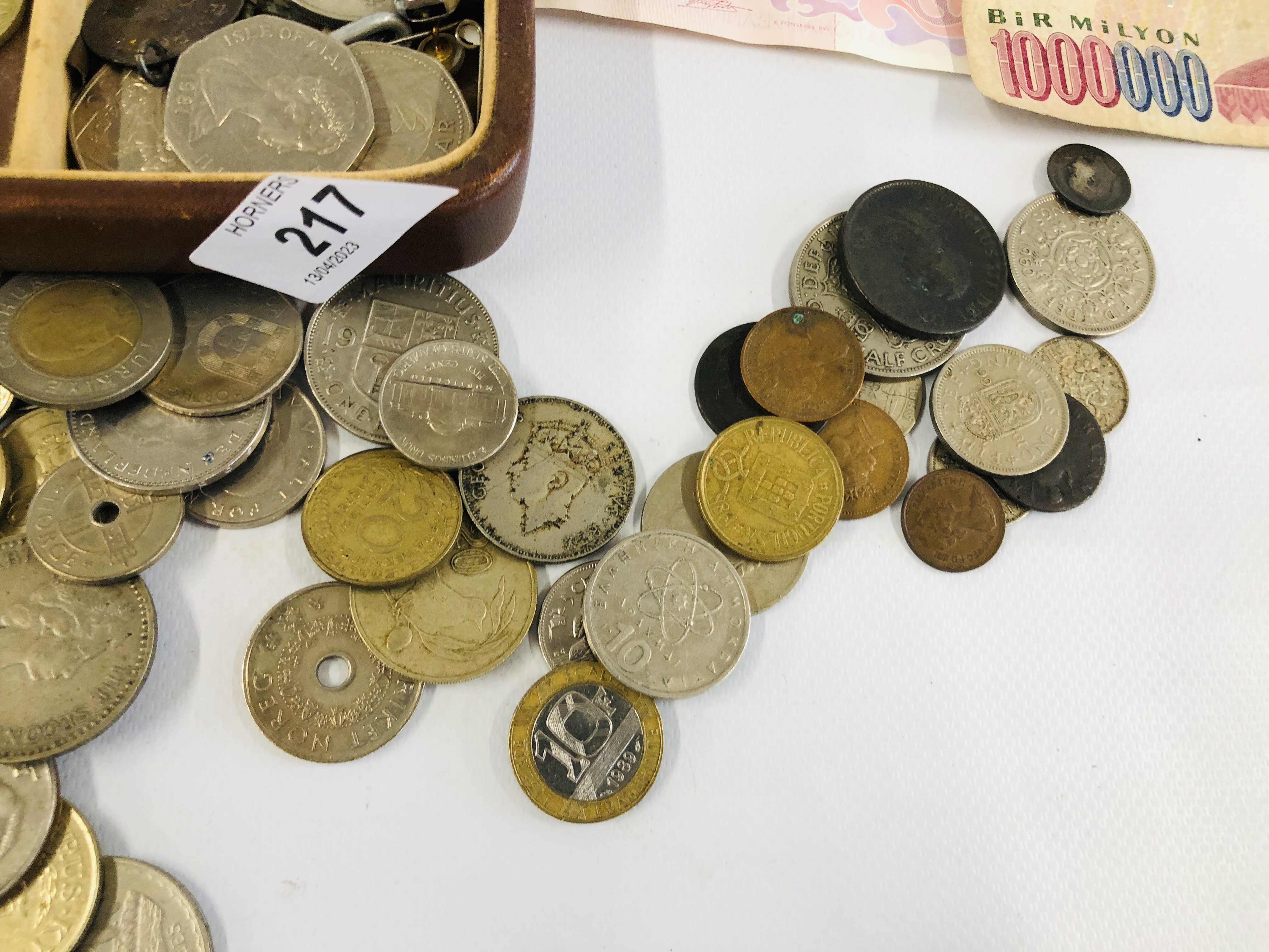 A TRAY OF MIXED COINAGE AND BANK NOTES. - Image 3 of 10