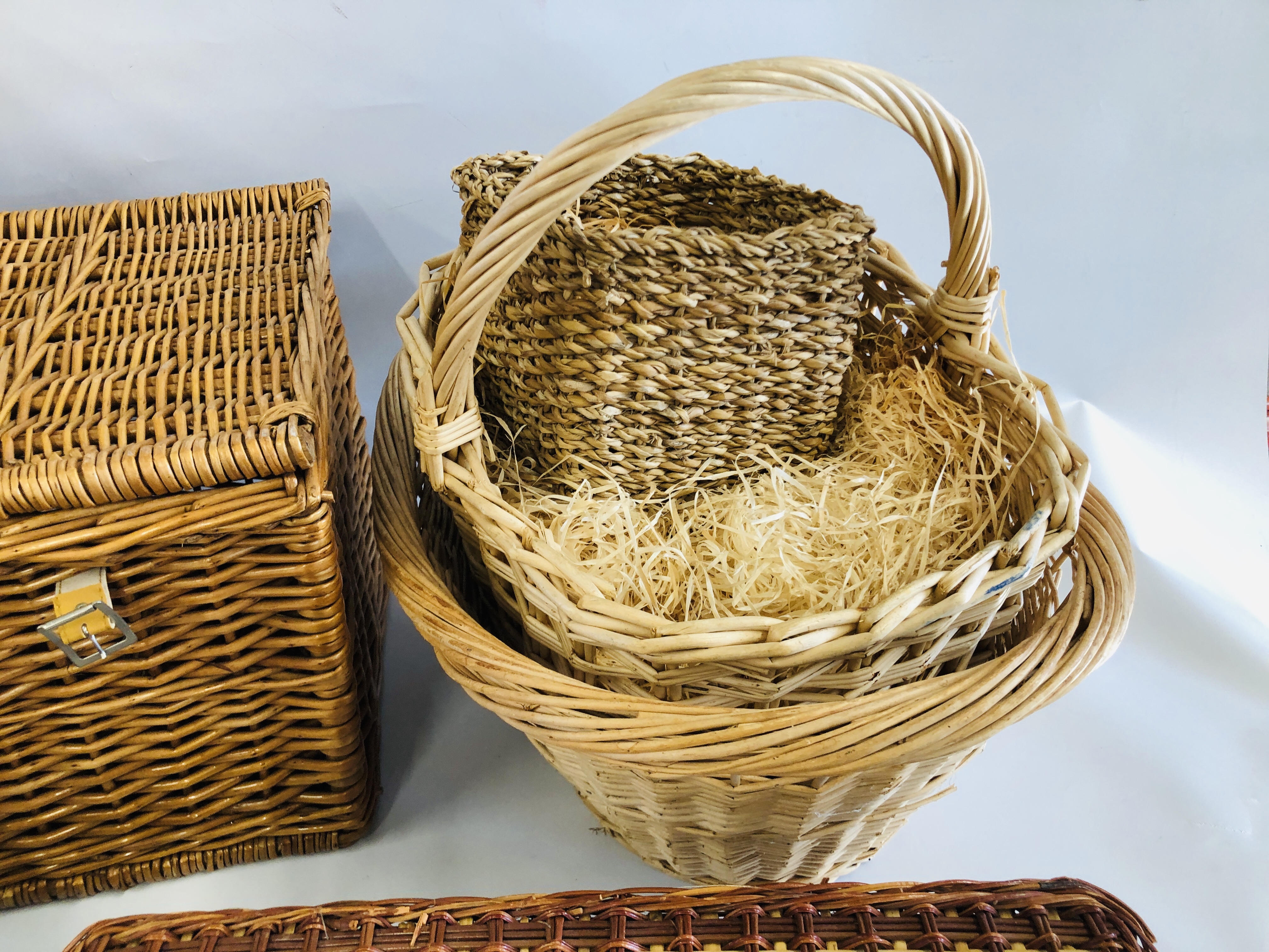 A COLLECTION OF 12 WICKER BASKETS AND HAMPERS ALONG WITH A FURTHER INCOMPLETE PICNIC HAMPER. - Image 4 of 6