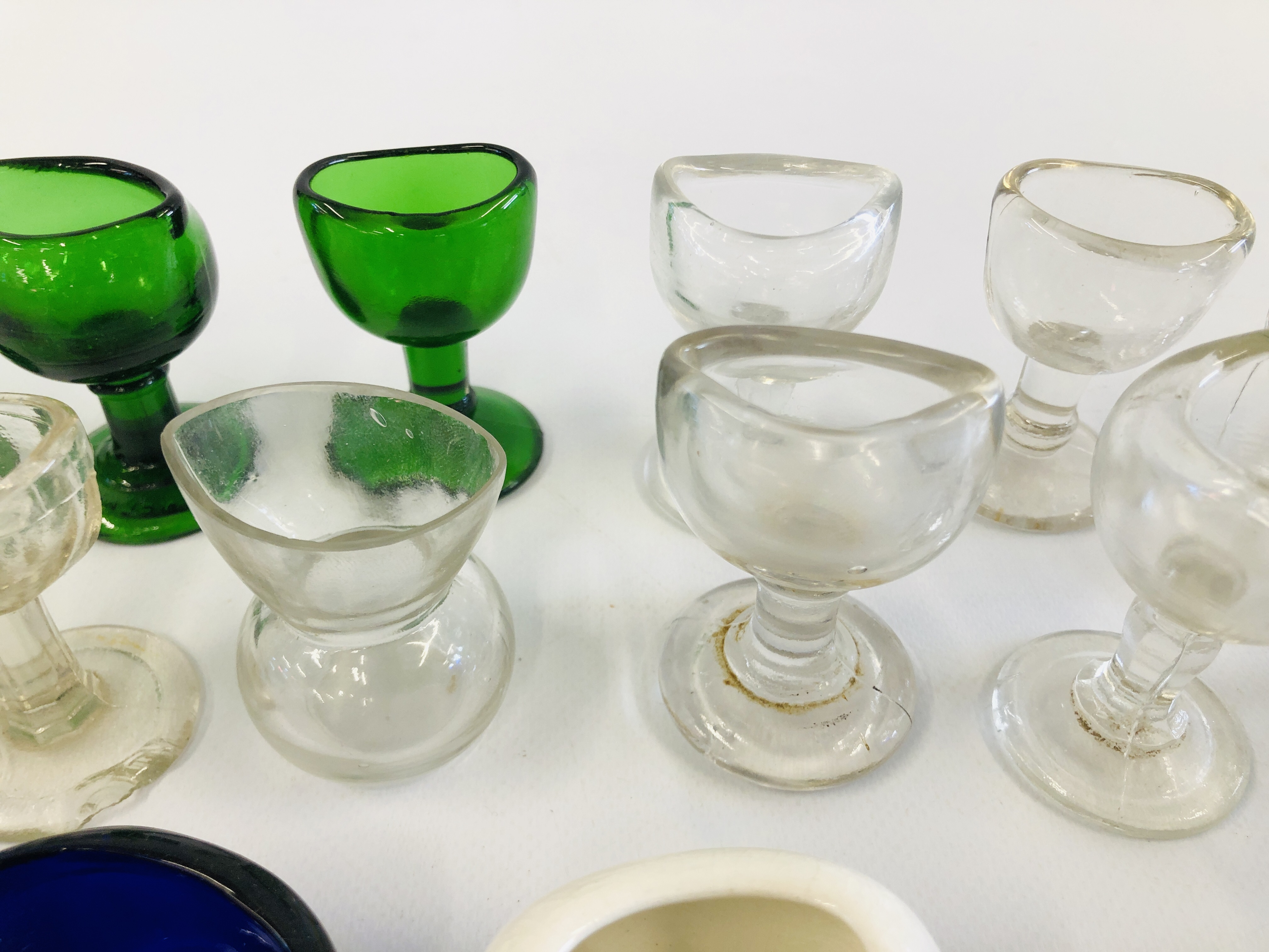 A COLLECTION OF MAINLY VINTAGE GLASS EYE BATHS TO INCLUDE CLEAR GLASS ALONG WITH BLUE AND GREEN - Image 6 of 8