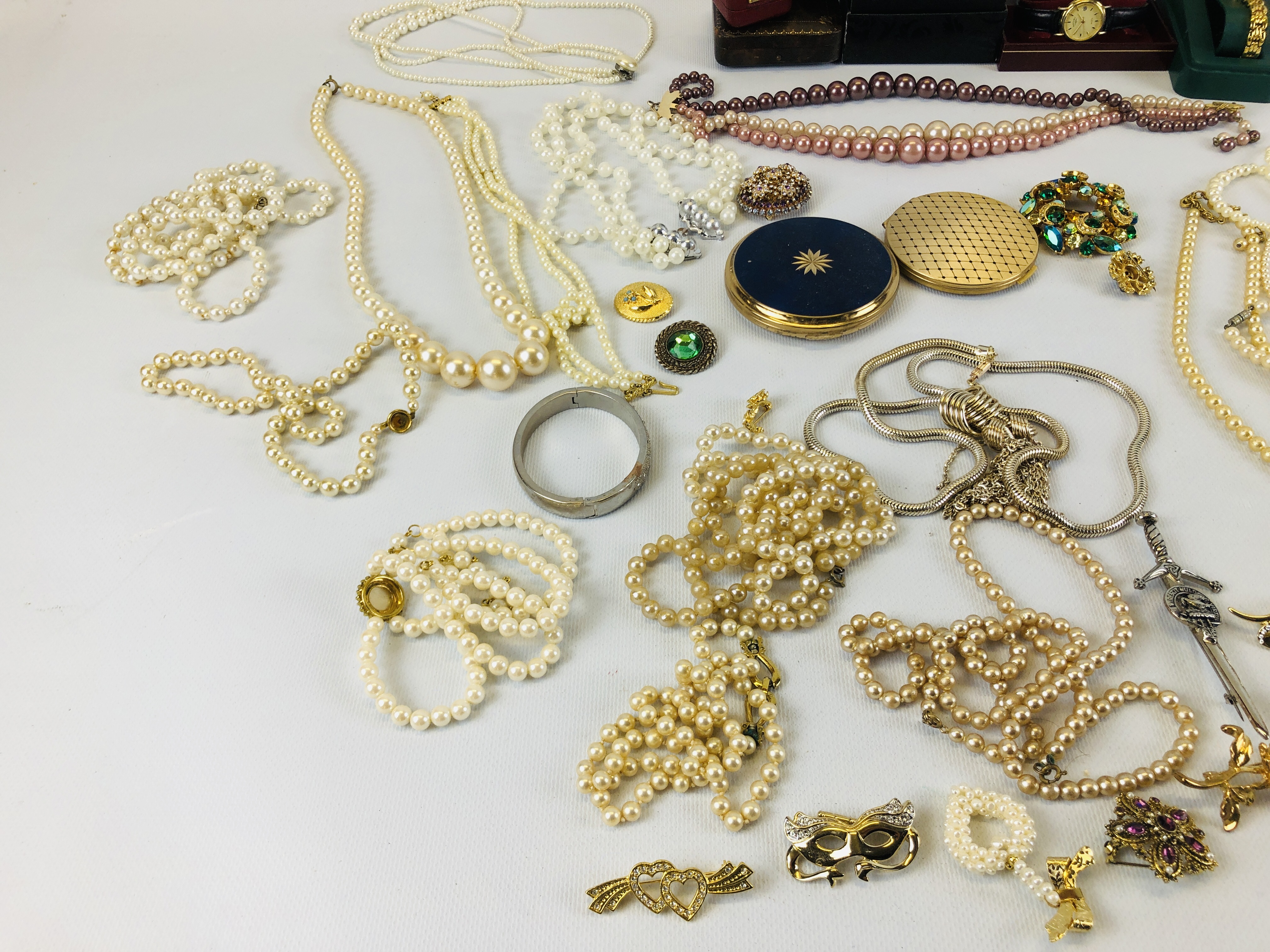 BOX OF ASSORTED COSTUME AND SILVER JEWELLERY TO INCLUDE SIMULATED PEARLS, STRATTON COMPACTS, - Image 11 of 12