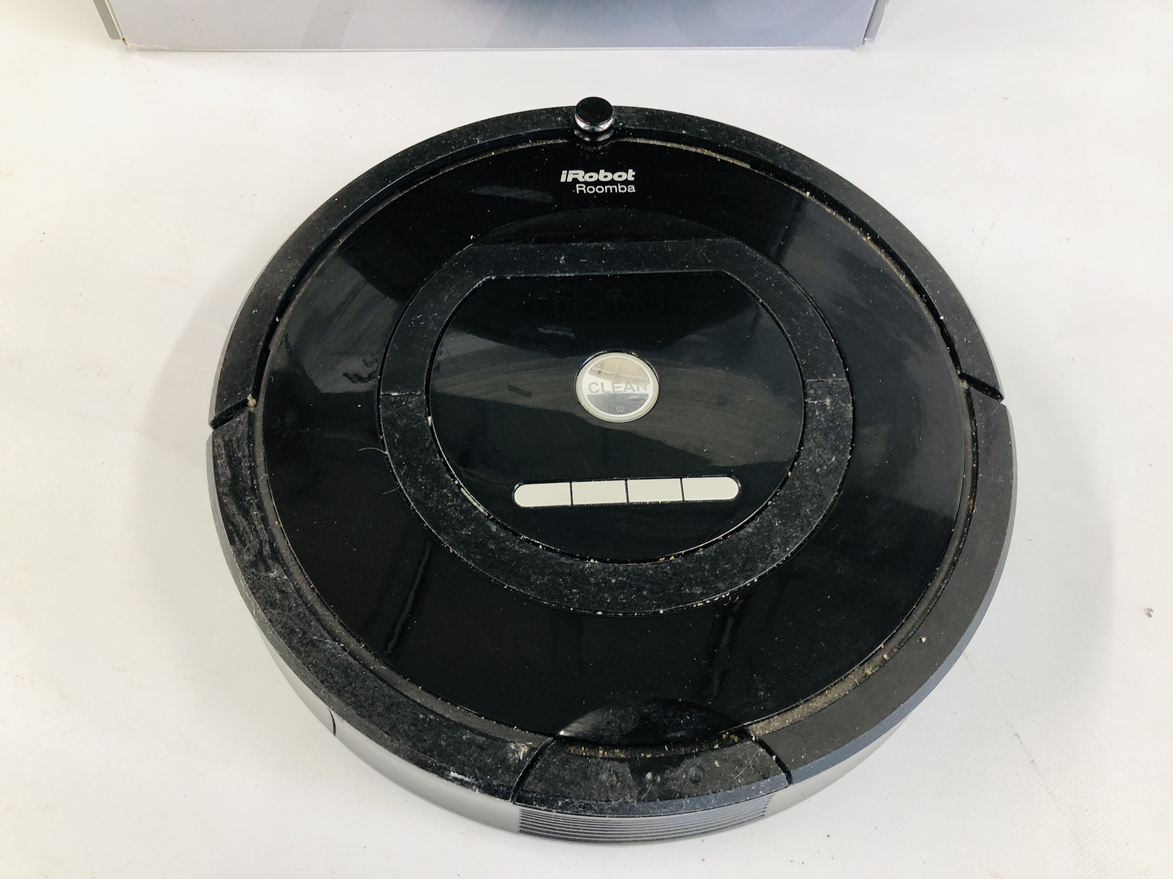 AN iROBOT ROOMBA VACUUM CLEANING ROBOT COMPLETE WITH CHARGER AND ORIGINAL BOX - BATTERY REQUIRES - Image 2 of 3