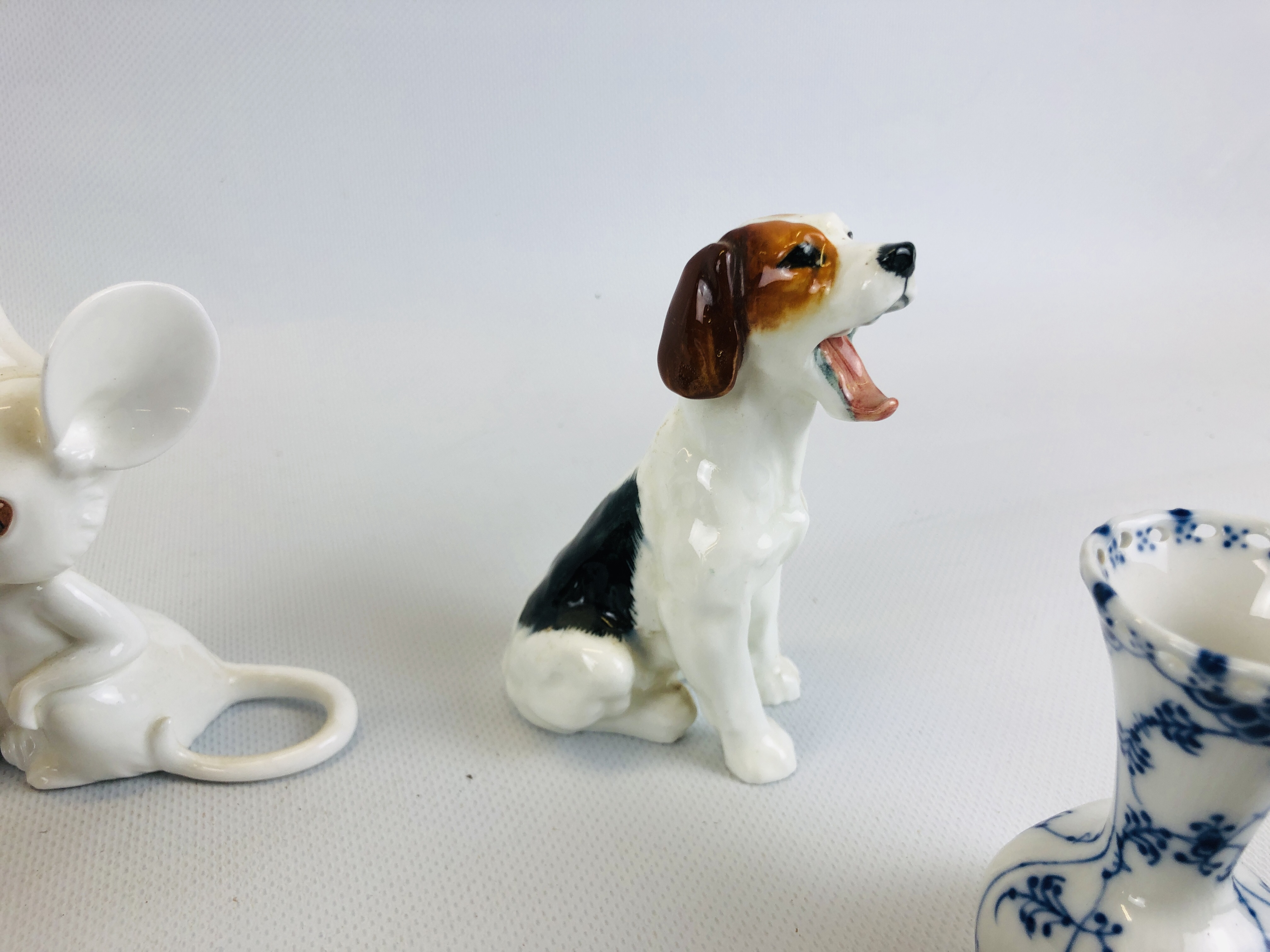 A GROUP OF CHINA & PORCELAIN CABINET COLLECTIBLES TO INCLUDE WADE, ROYAL OSBORNE MICE, - Image 8 of 10
