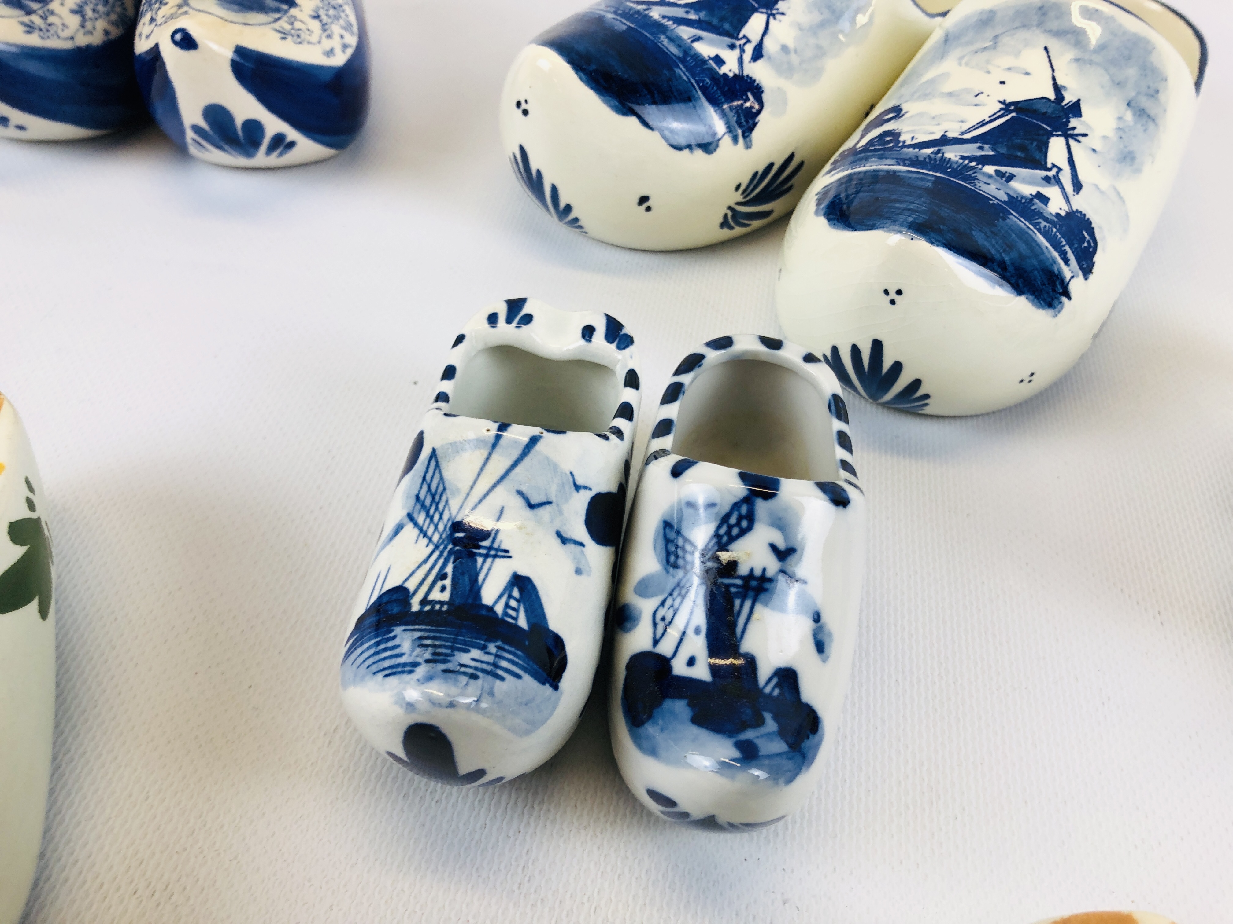 A GROUP OF ASSORTED DELFT CLOGS TO INCLUDE SOME PAIRS. - Image 5 of 10