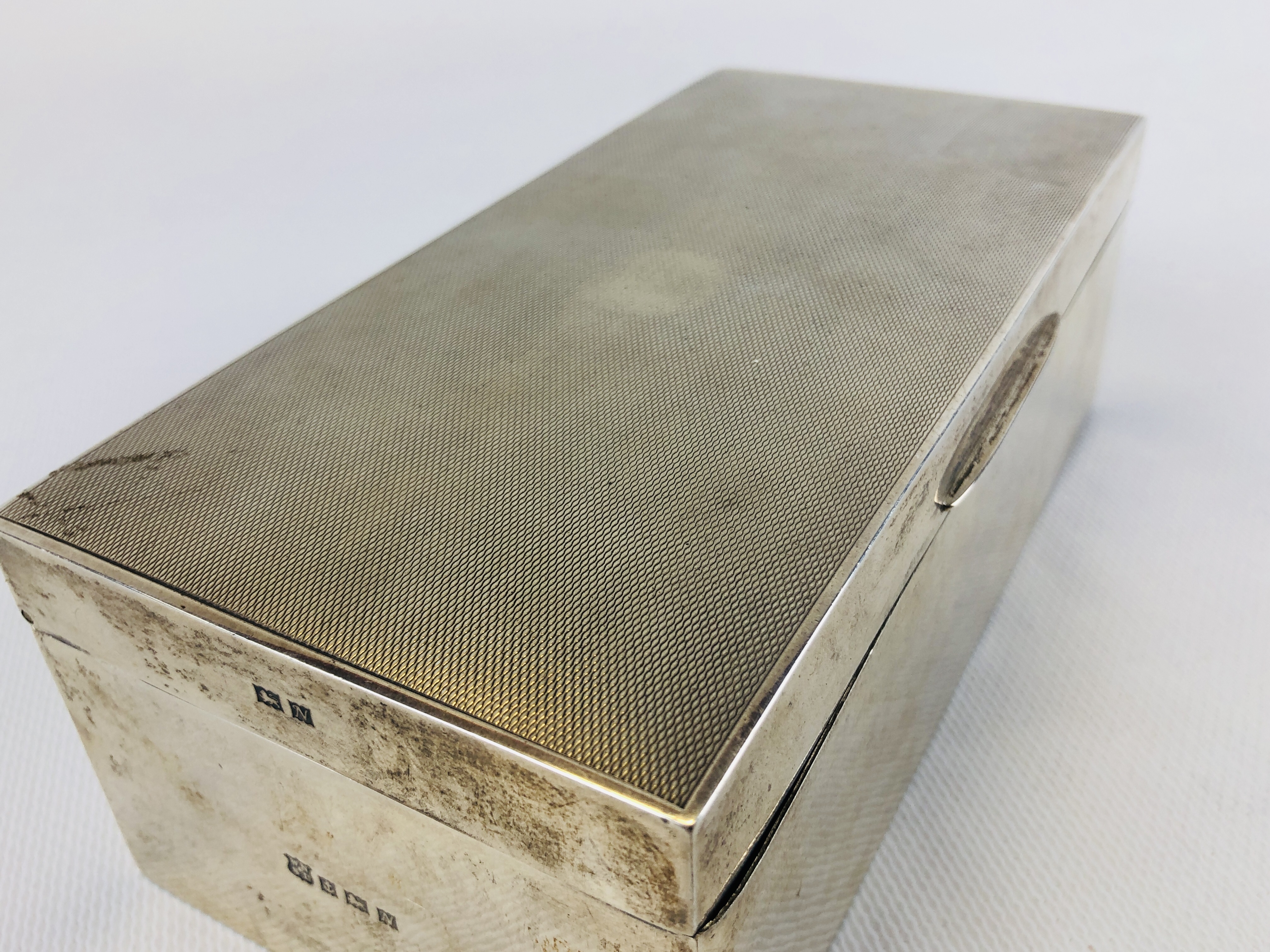 A SILVER CIGARETTE BOX, THE TOP WITH ENGINE TURNED FINISH, UN-ENGRAVED BIRMINGHAM ASSAY, - Image 5 of 11