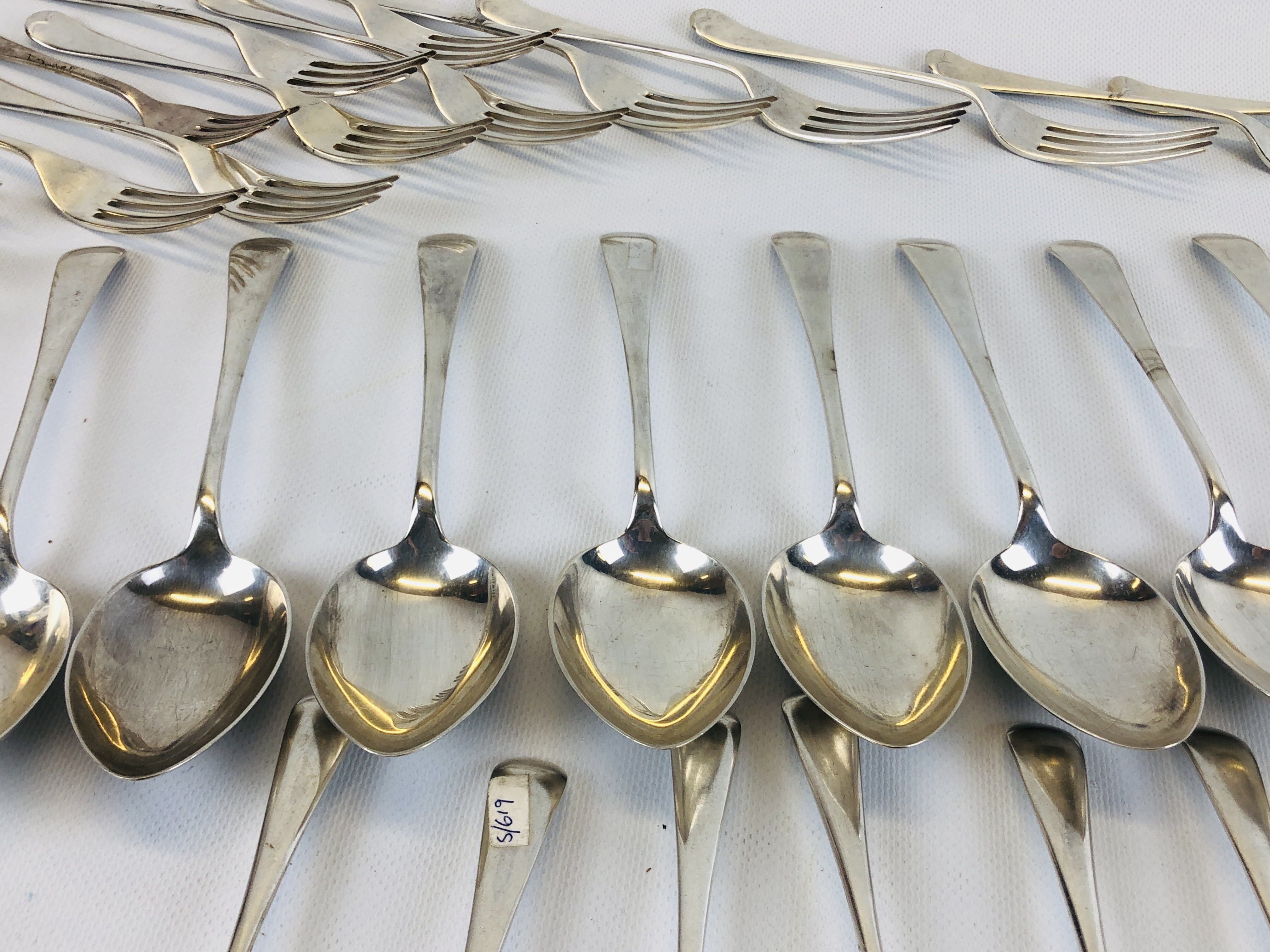 AN OLD ENGLISH PATTERN SILVER CANTEEN: 12 SERVING SPOONS, 12 DESSERT SPOONS, 12 TABLE FORKS, - Image 10 of 15